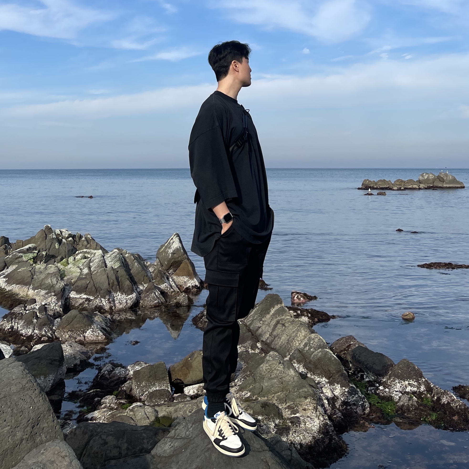 Jordan 1 x Travis Scott x Fragment Retro Low OG SP Military Blue, Yeezy Gap Engineered By Balenciaga Dove 3/4 Sleeve T-Shirt Washed Black 착용 스타일