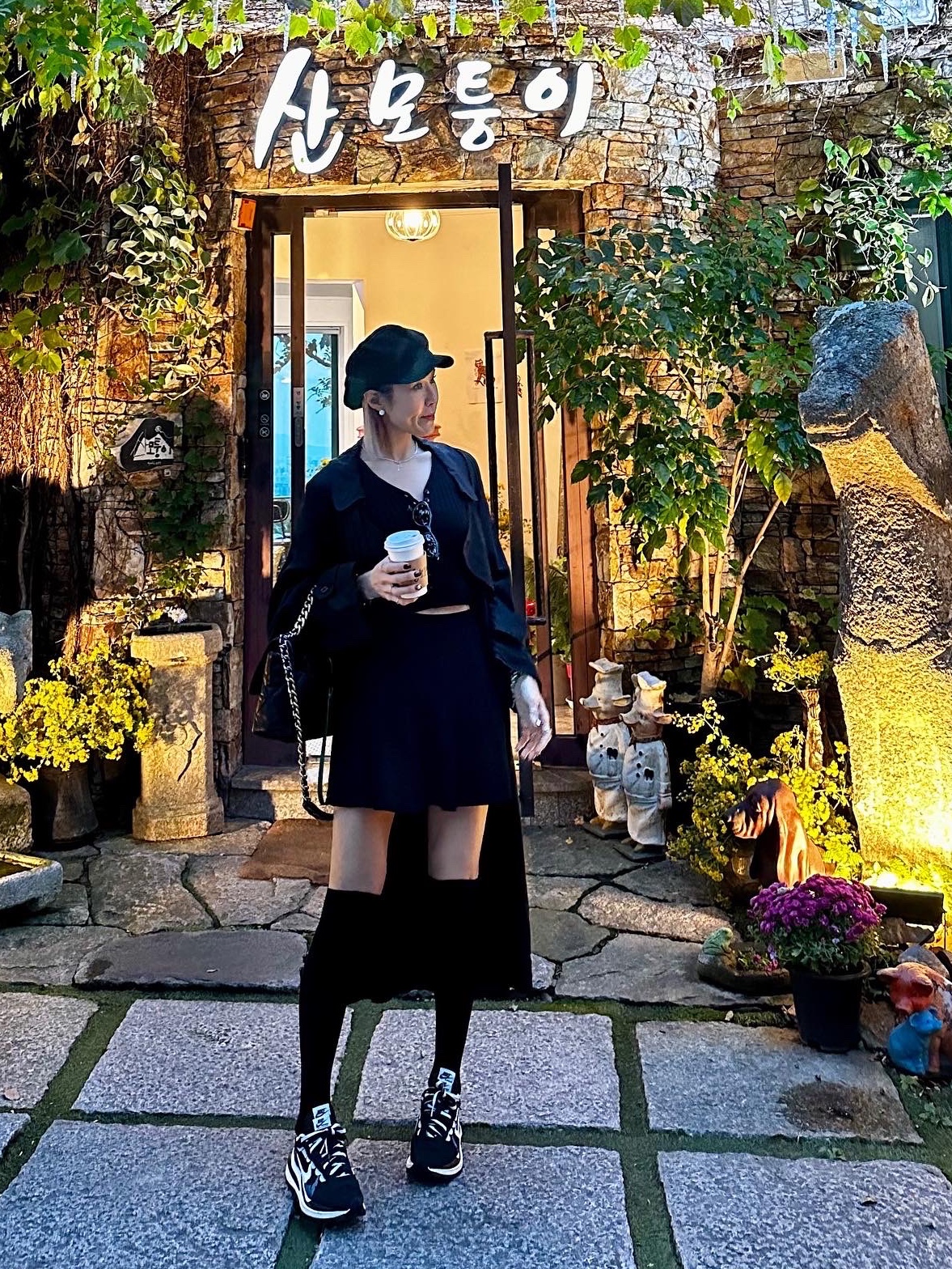 Chanel Large 19 Handbag Lambskin & Gold Black, Nike x Sacai VaporWaffle Black White 착용 스타일 - 3