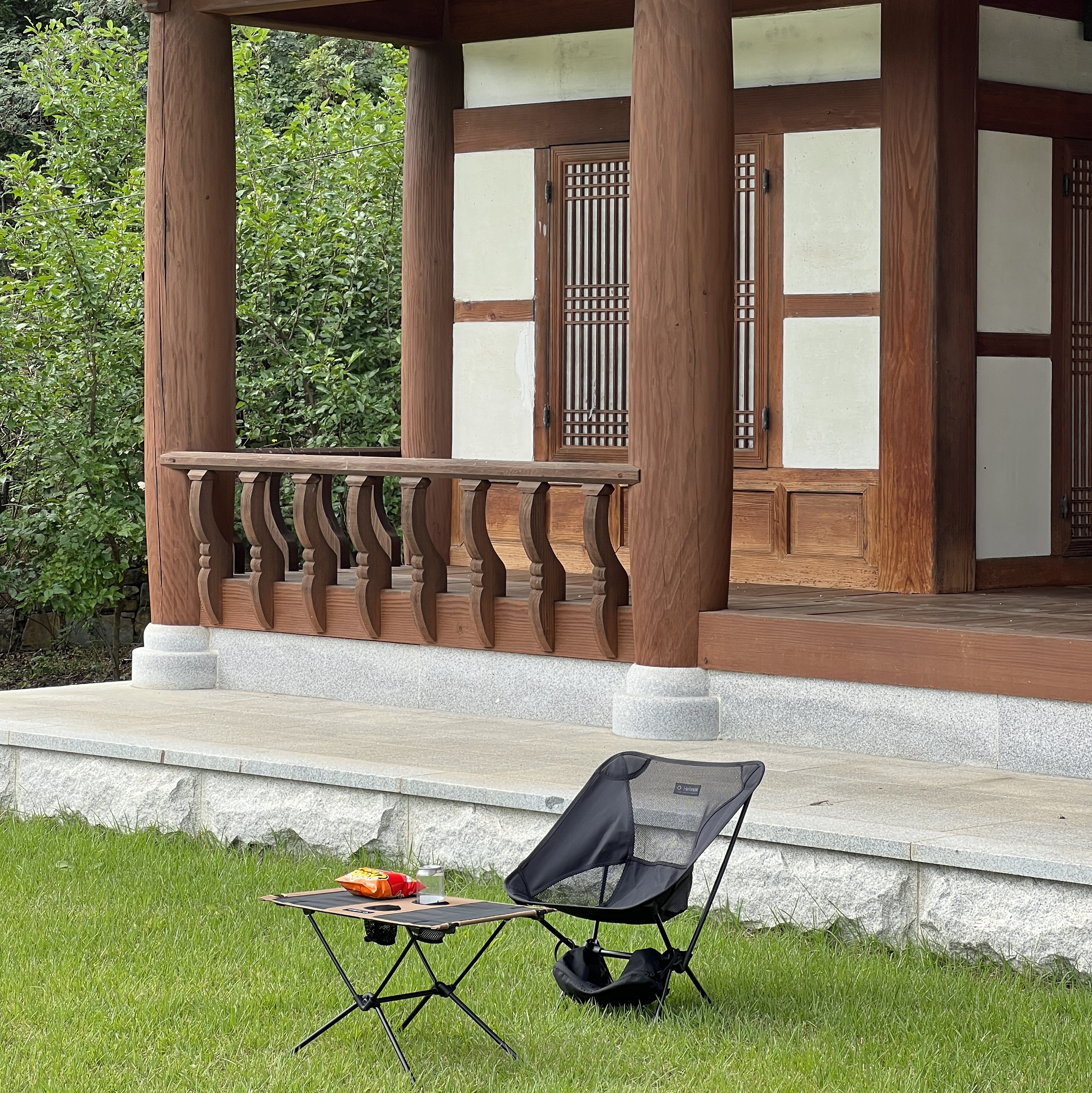 Helinox Chair One Blackout Edition, Helinox Table One Coyote Tan 착용 스타일
