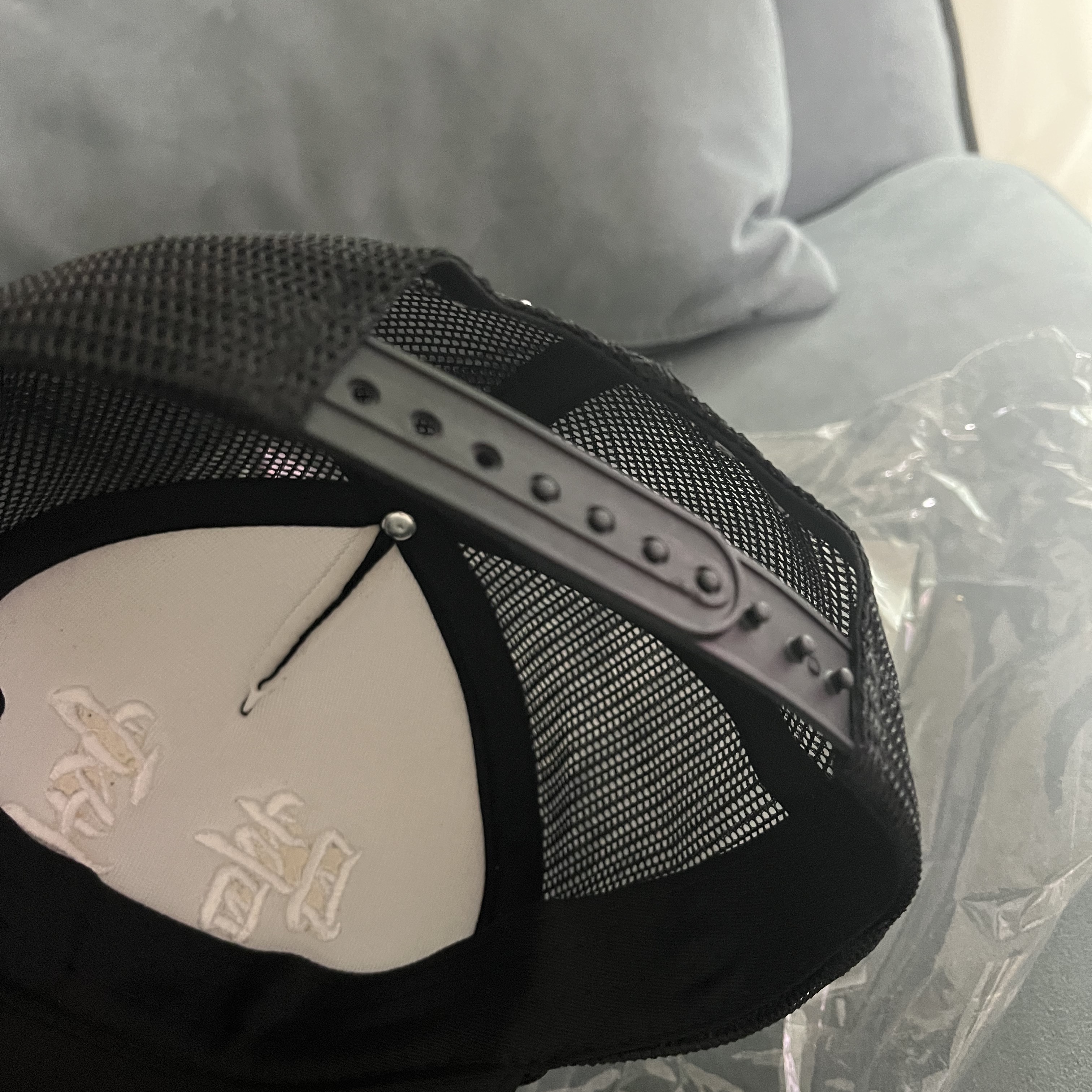 Darkr8m Studio Mesh Trucker Cap Black 착용 스타일 - 2