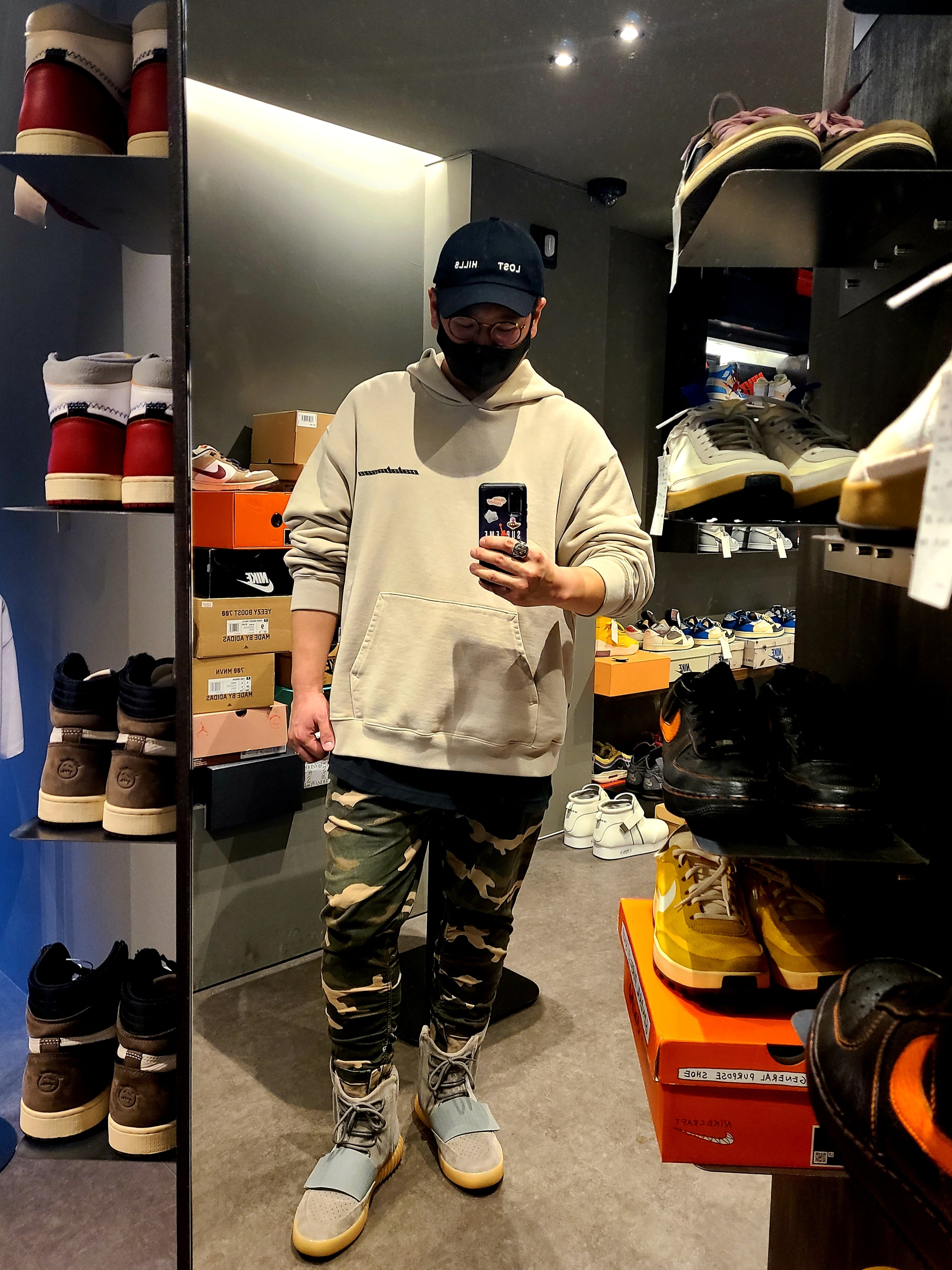 Adidas Yeezy Boost 750 Light Grey Glow In the Dark 착용 스타일