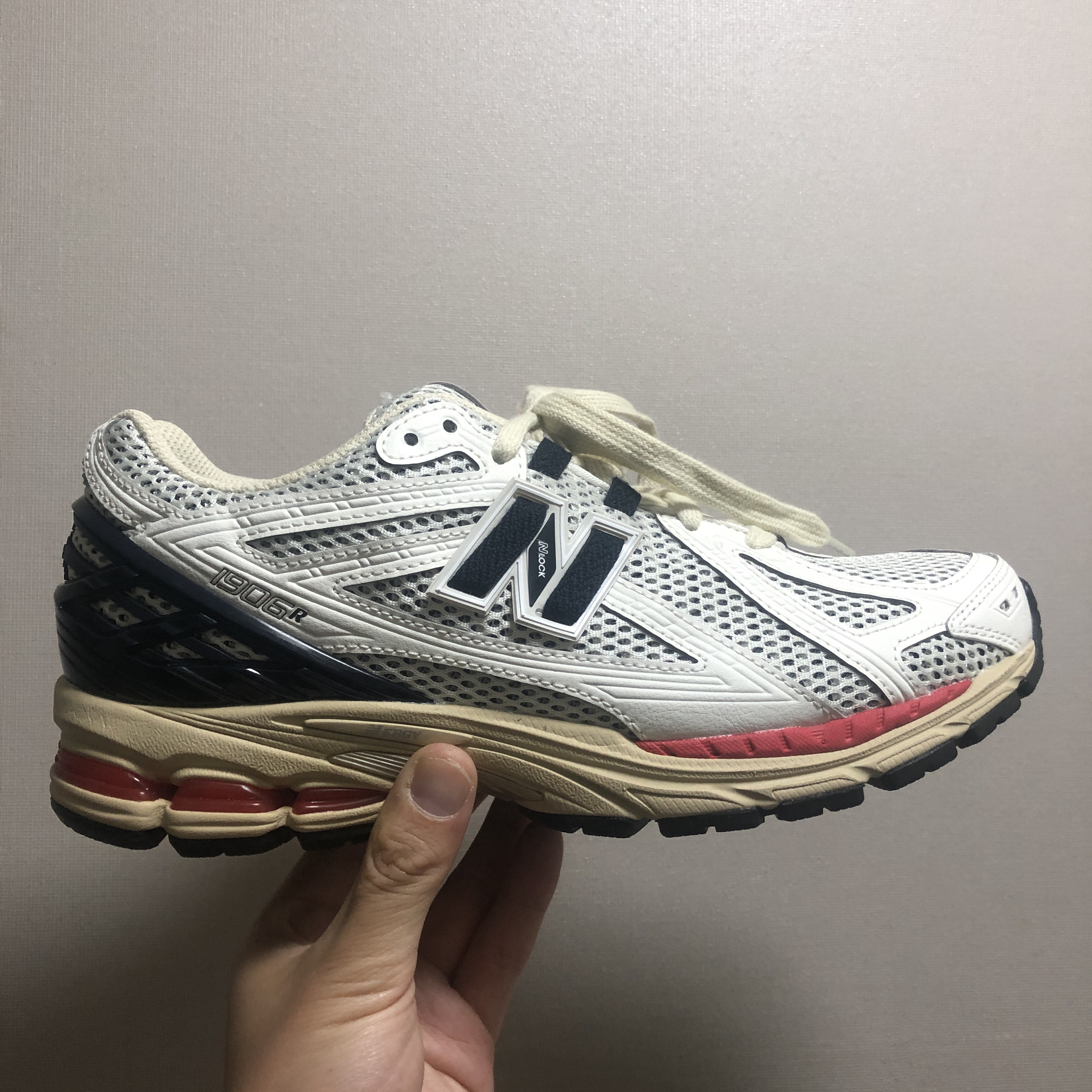 New Balance 1906R Black Red 착용 스타일 - 3