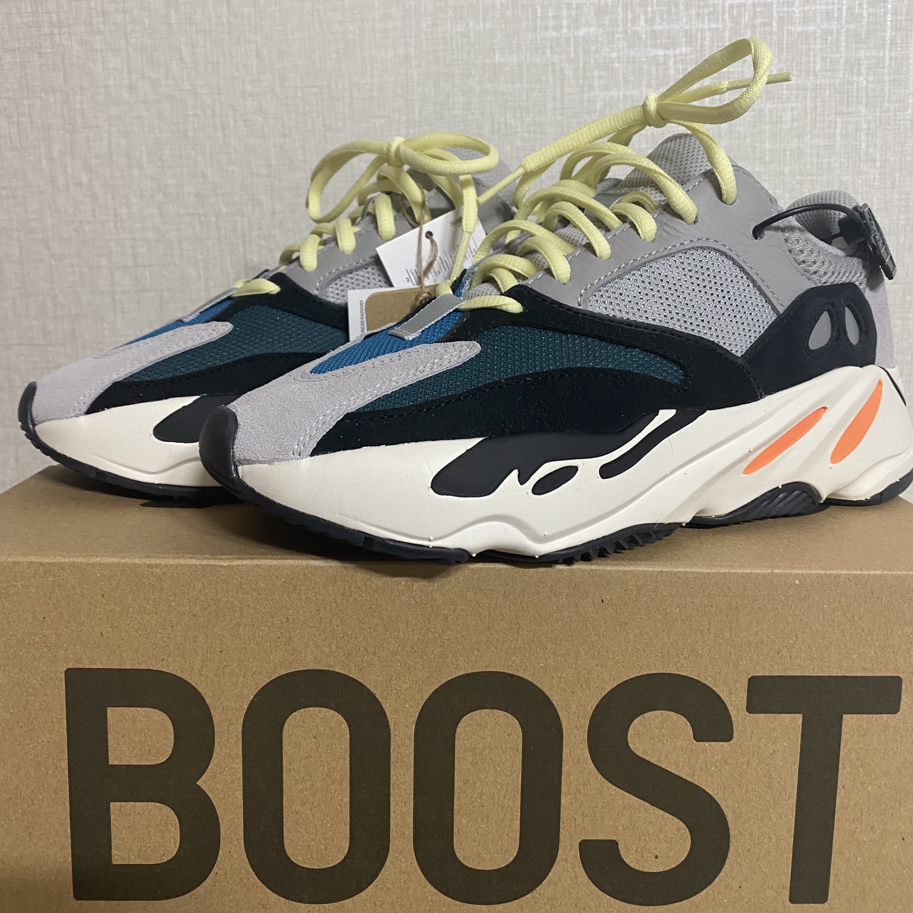 Adidas Yeezy Boost 700 Wave Runner Solid Grey 2021/2022 착용 스타일 - 2