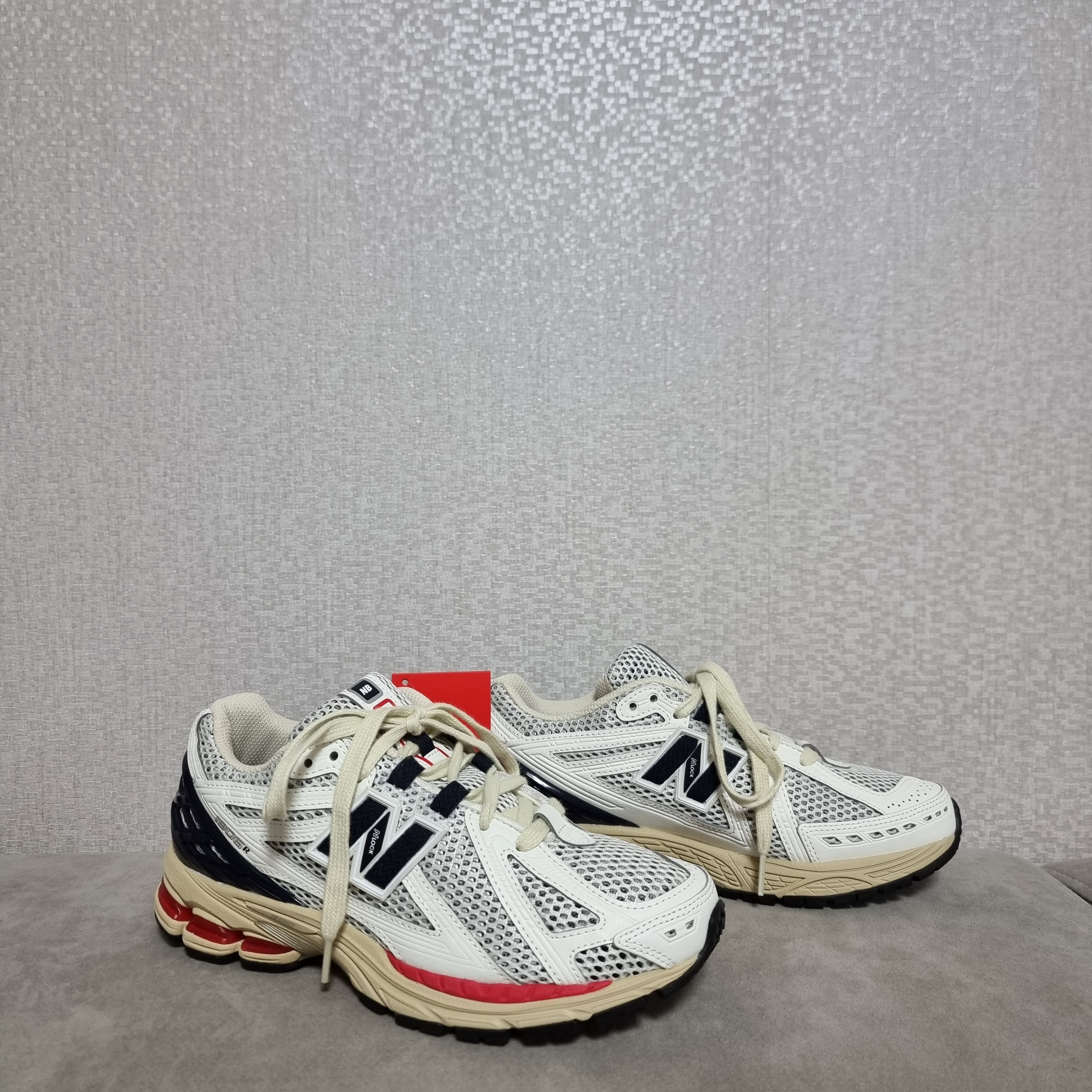 New Balance 1906R Black Red 착용 스타일 - 3