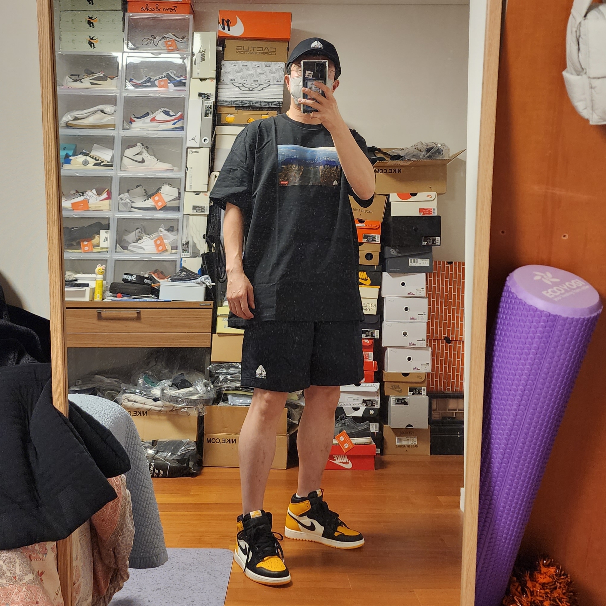 Supreme x Nike ACG Denim 6-Panel Black - 22FW, Supreme x Nike ACG Grid T-Shirt Black - 22FW 착용 스타일 - 1