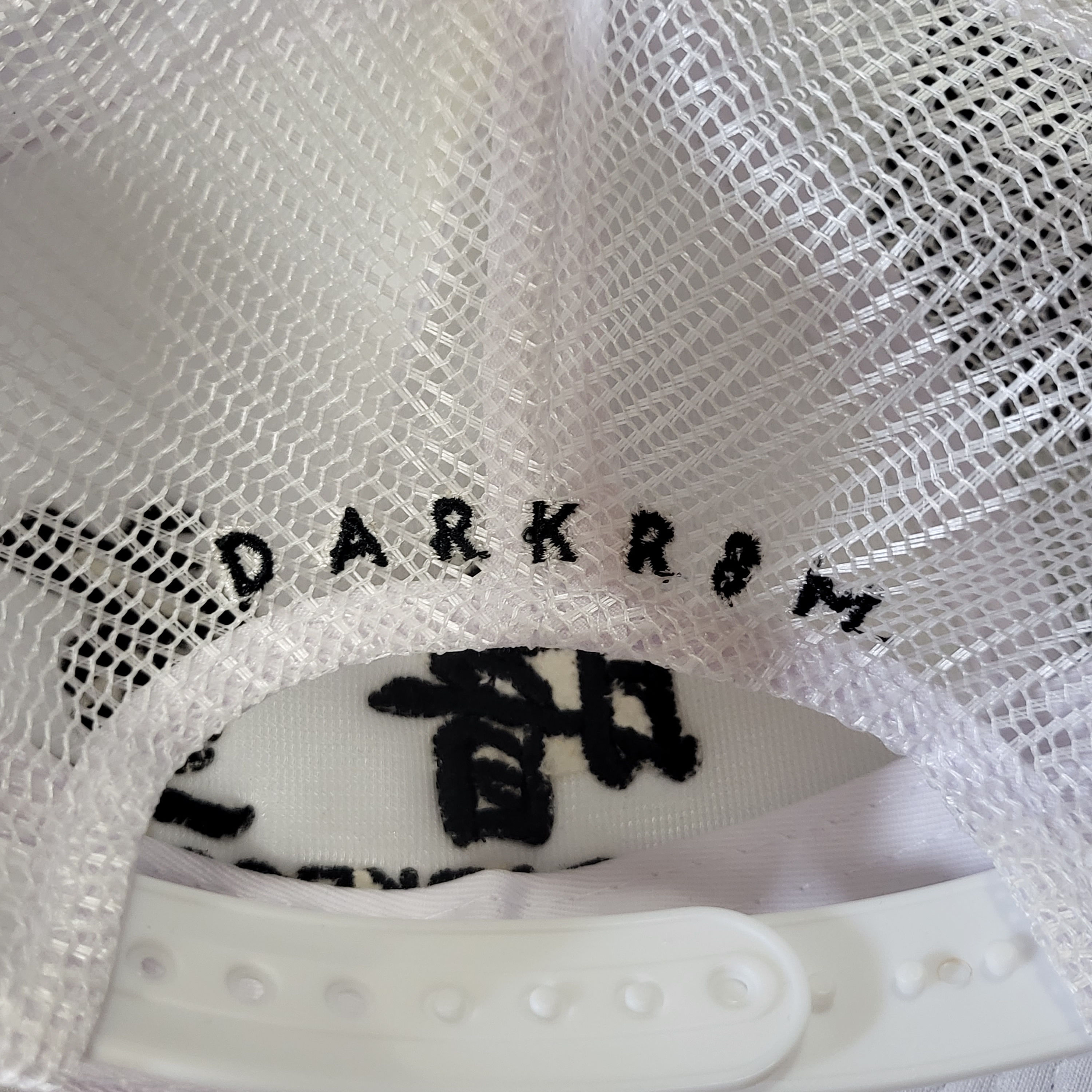 Darkr8m Studio Mesh Trucker Cap White 착용 스타일 - 2