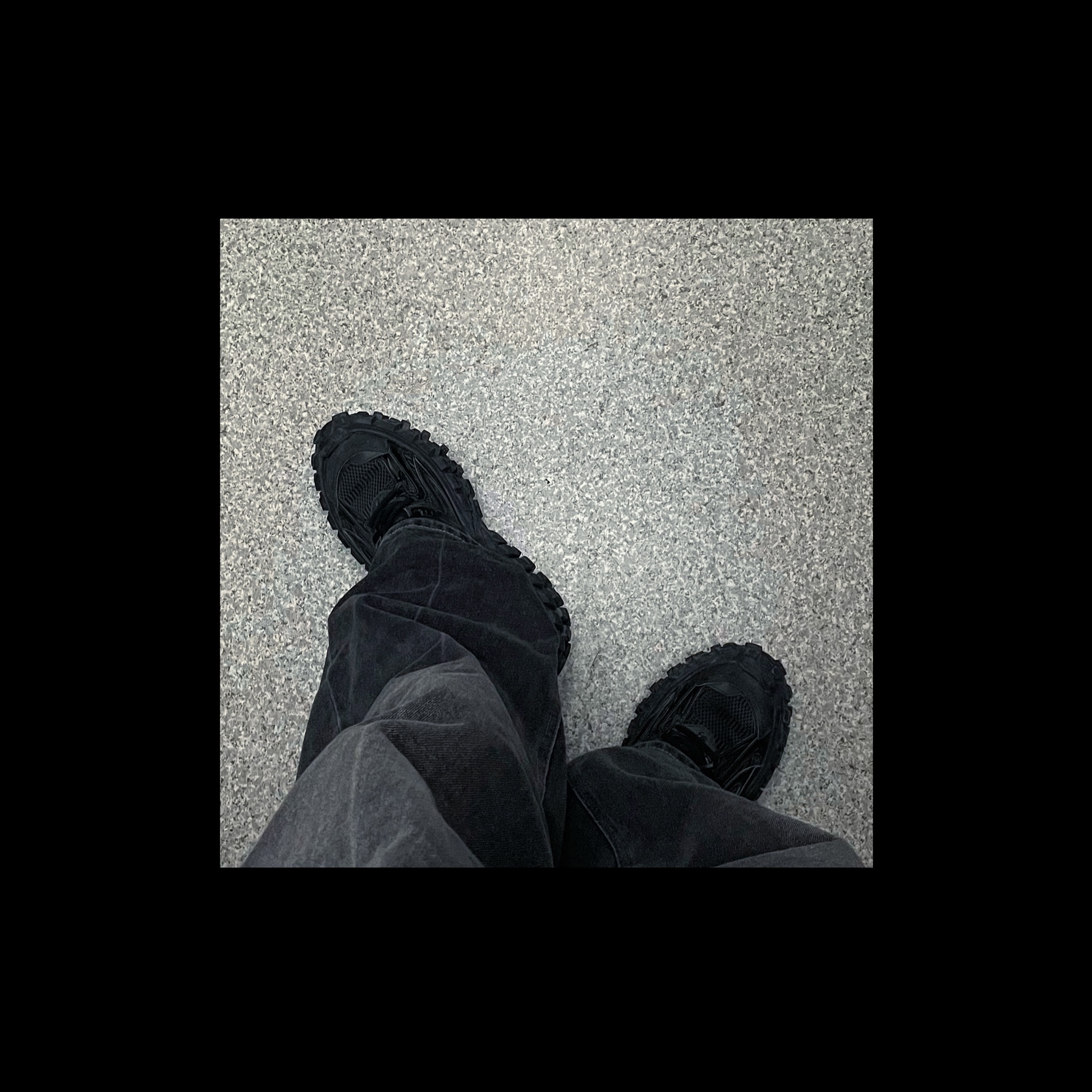 Balenciaga Defender Sneakers Black 착용 스타일 - 2