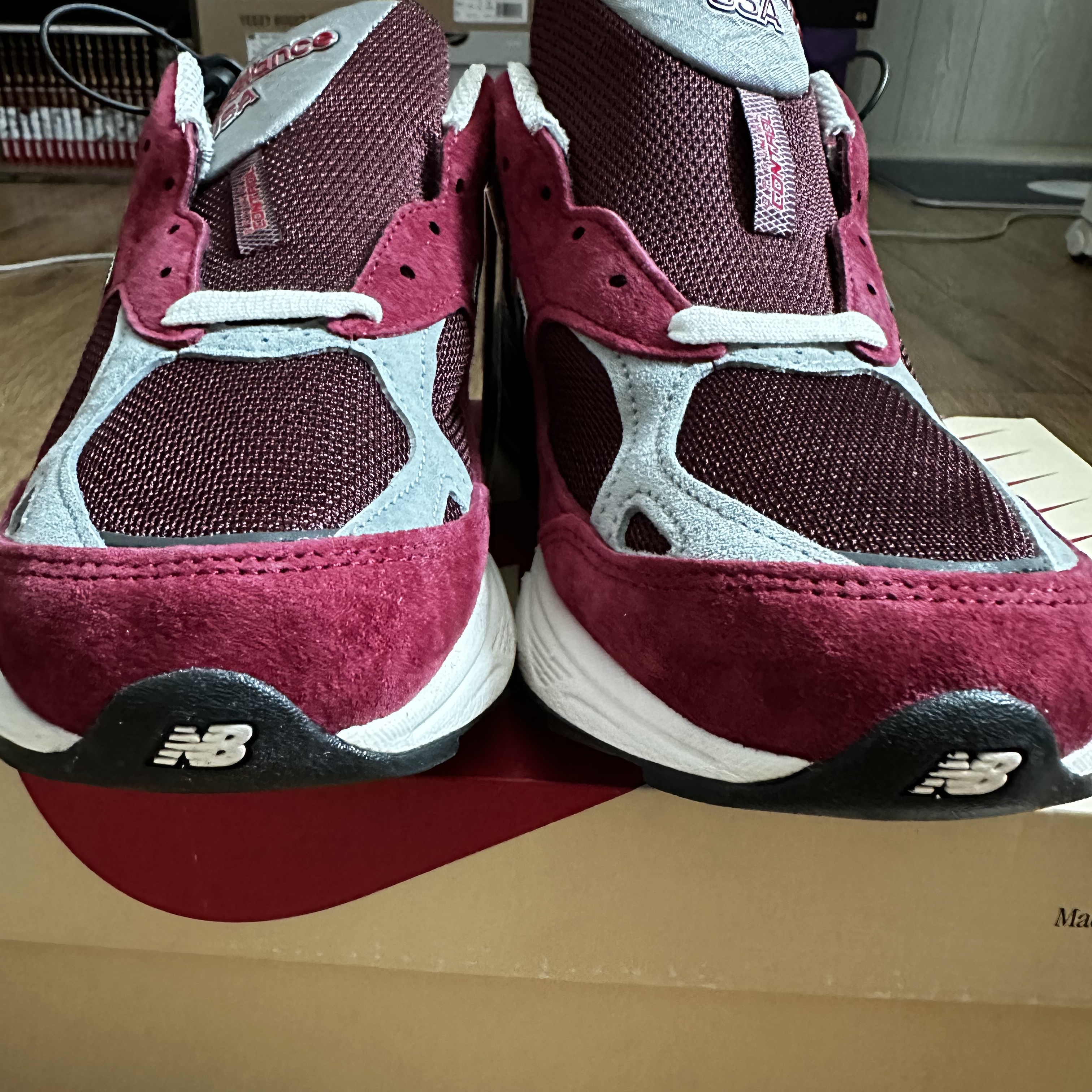 New Balance 990v3 Made in USA Scarlet Marblehead 착용 스타일 - 4