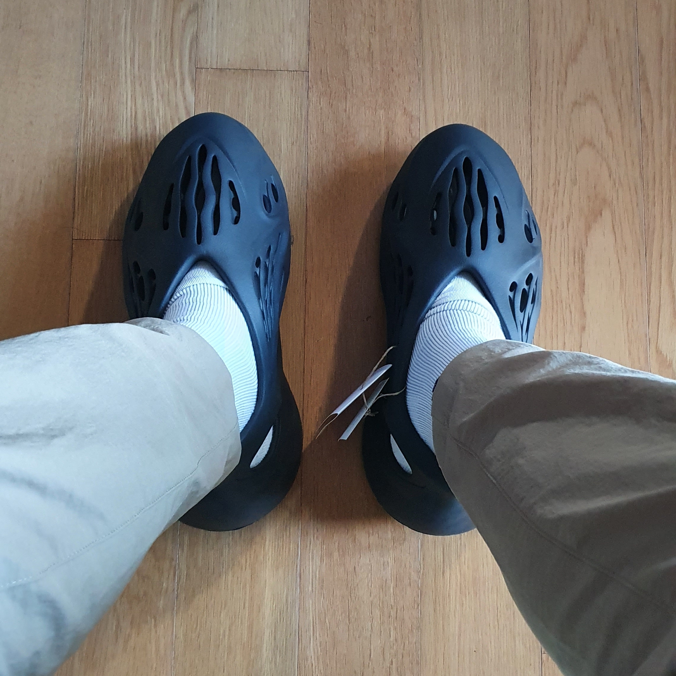 Adidas Yeezy Foam RNNR Onyx 착용 스타일