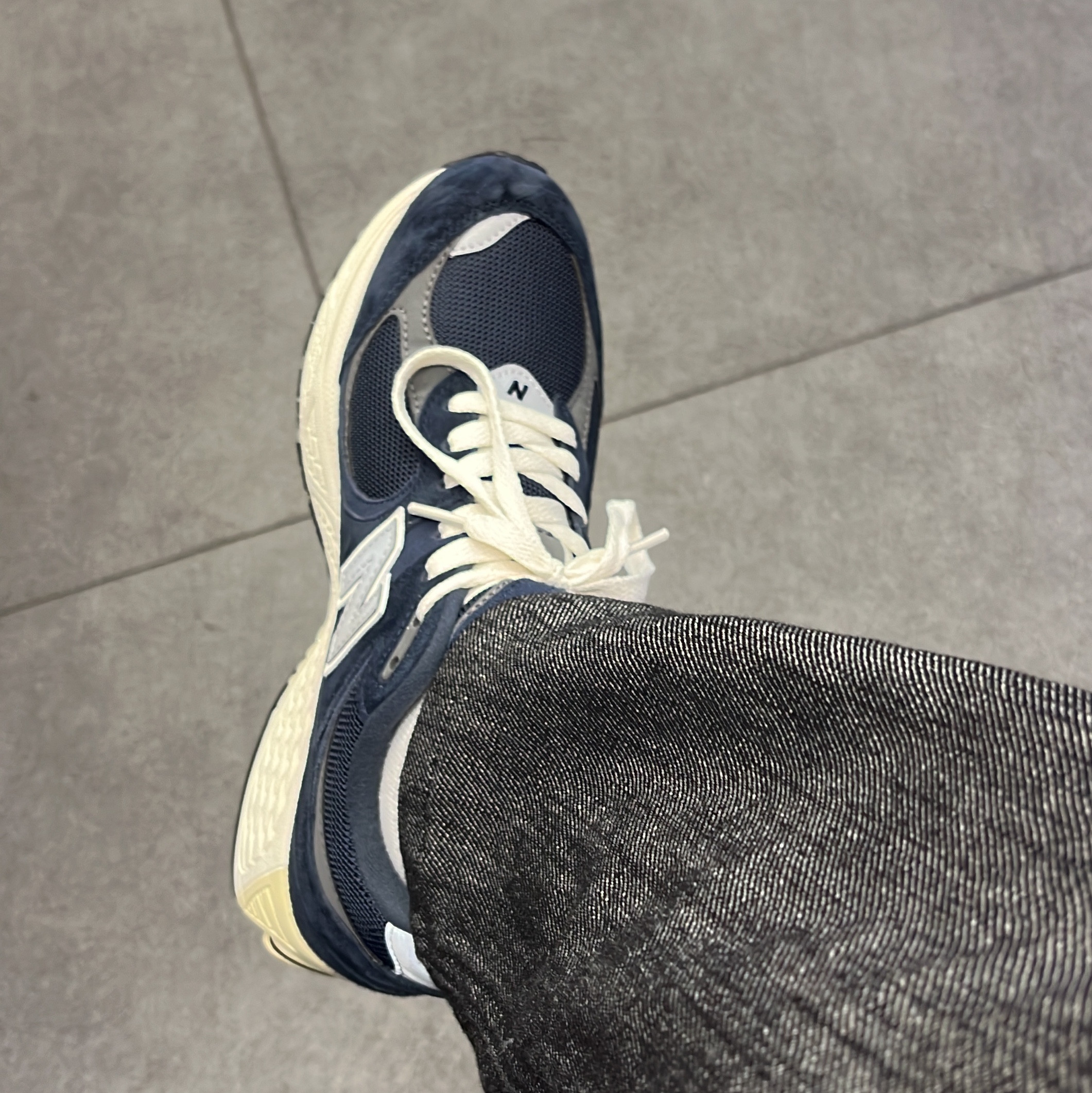 New Balance 2002R Eclipse Castlerock 착용 스타일