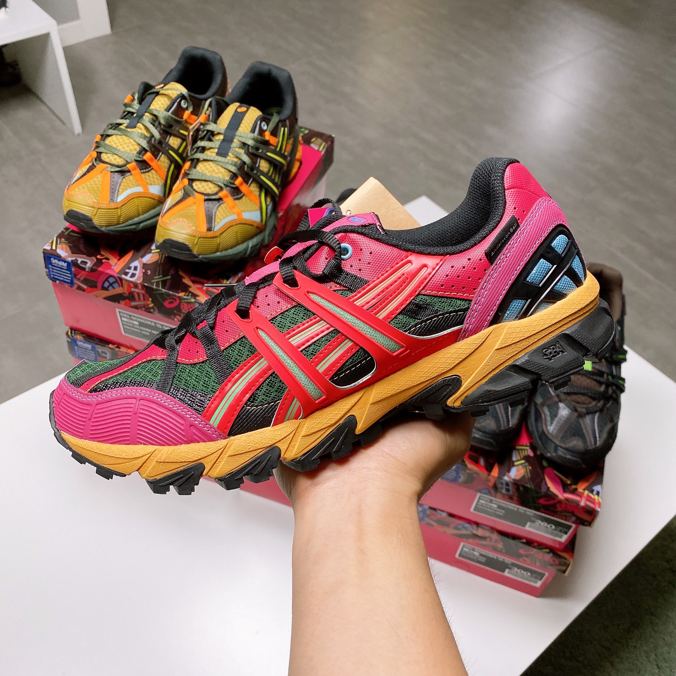 Asics x Andersson Bell Gel-Sonoma 15-50 Black Green, Asics x Andersson Bell Gel-Sonoma 15-50 Bright Rose Evergreen 착용 스타일 - 2