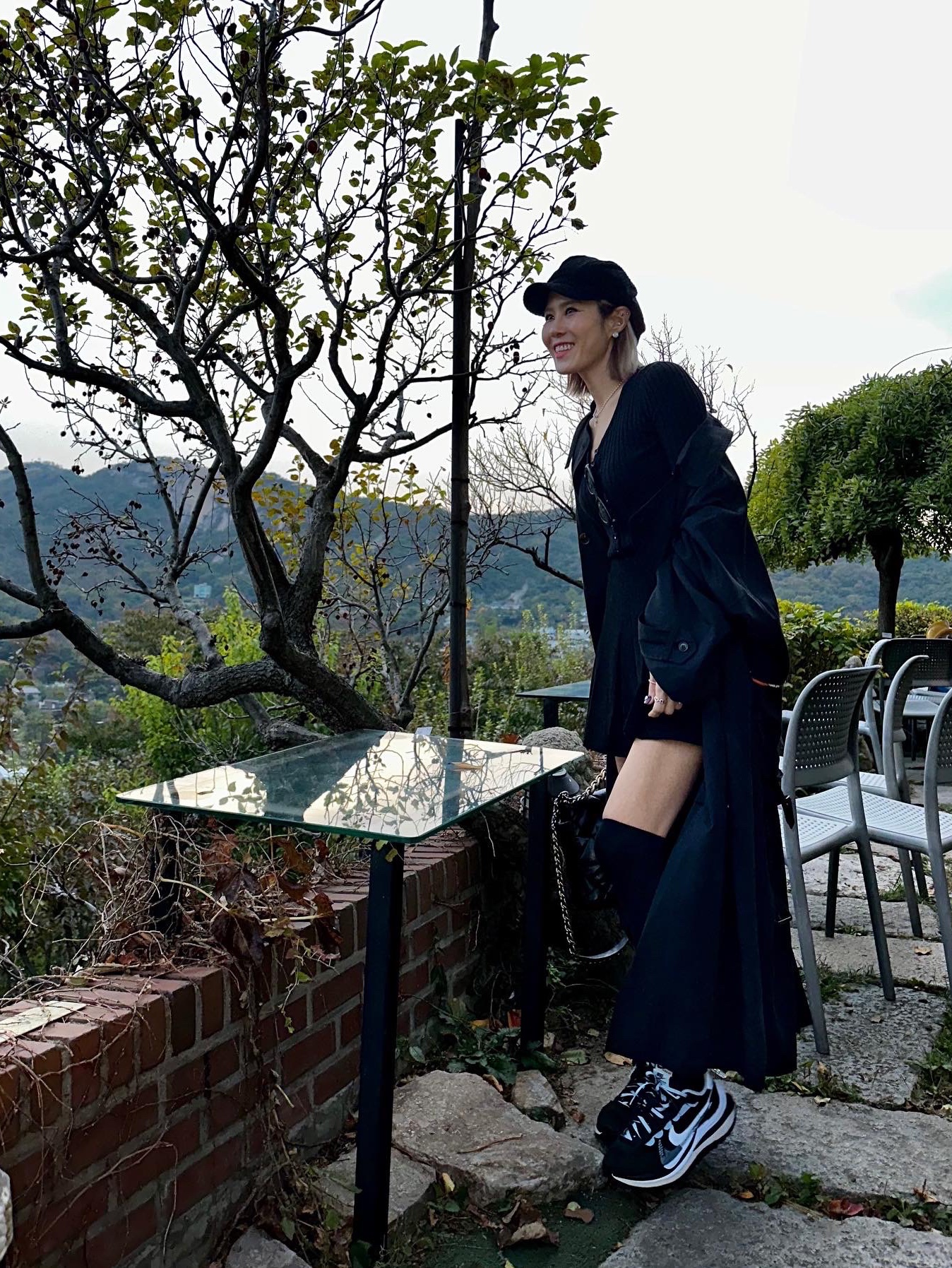 Chanel Large 19 Handbag Lambskin & Gold Black, Nike x Sacai VaporWaffle Black White 착용 스타일 - 4