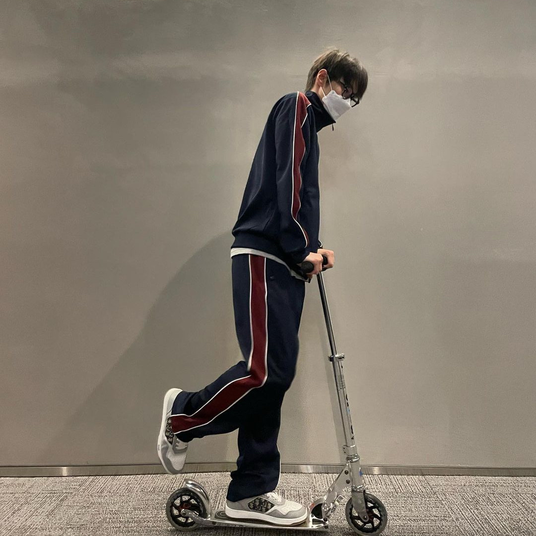 Dior B27 Low-Top Sneakers Gray 착용 스타일 - 2