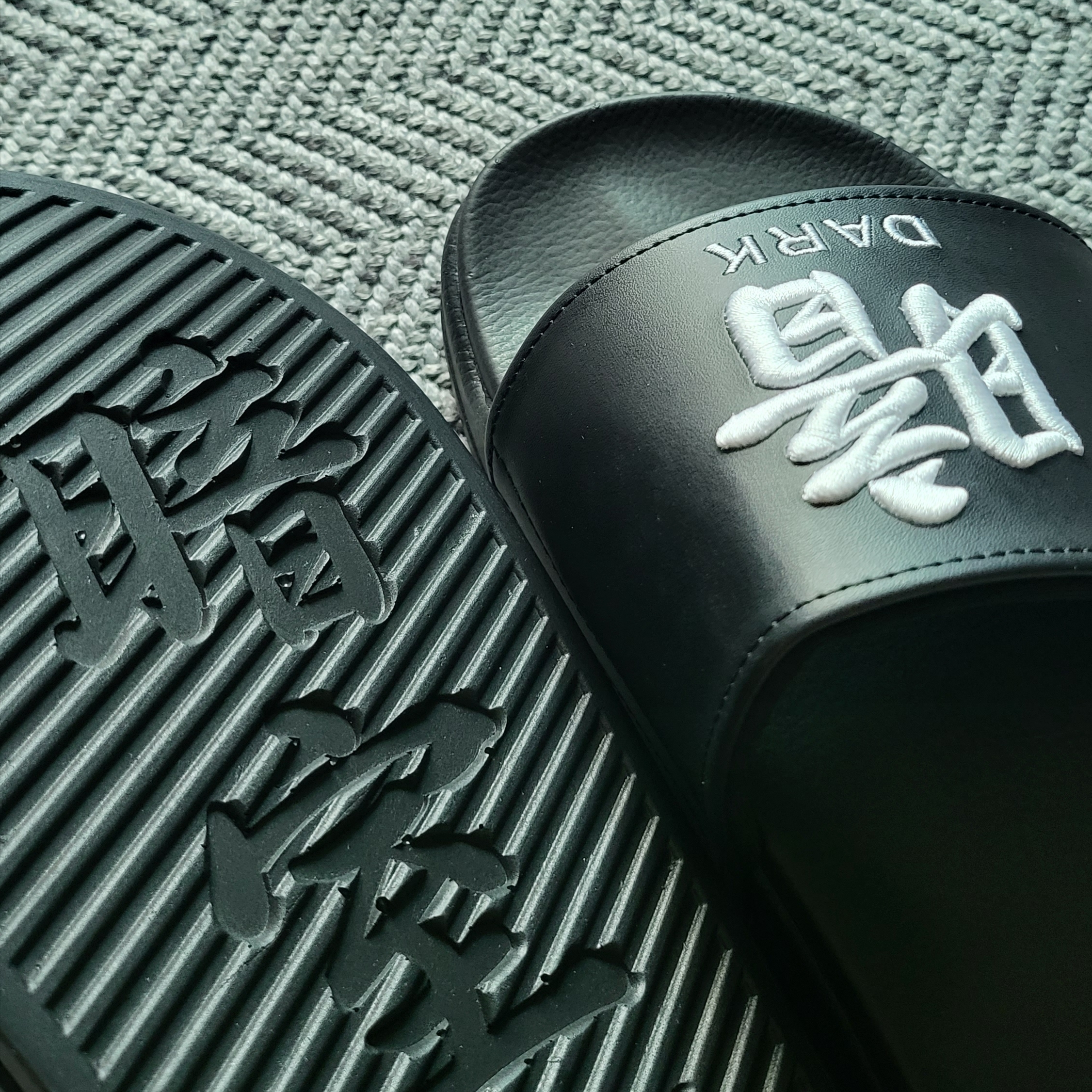 Darkr8m Studio Slides Black 착용 스타일 - 1