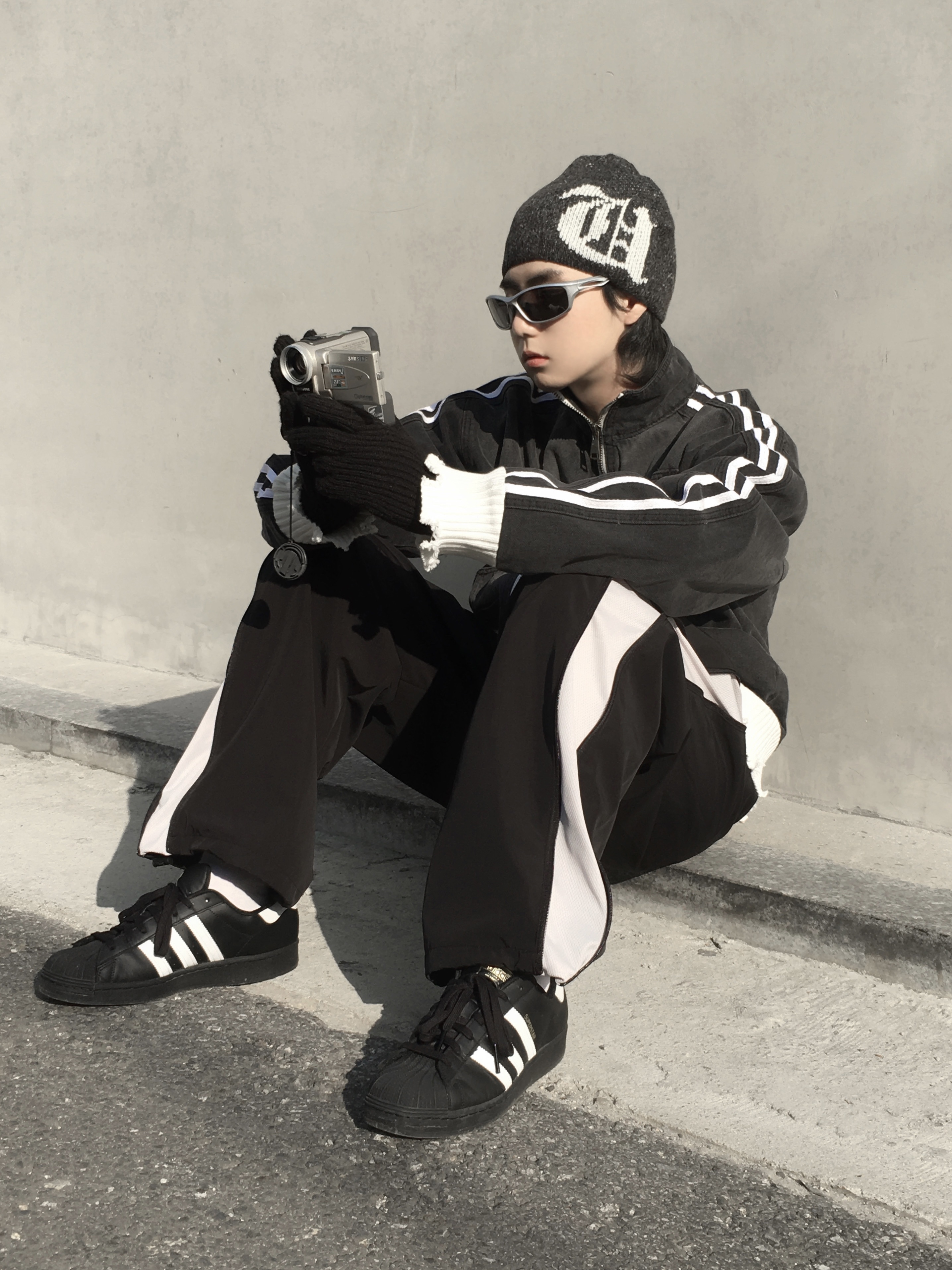 Adidas Superstar Core Black White 착용 스타일 - 2