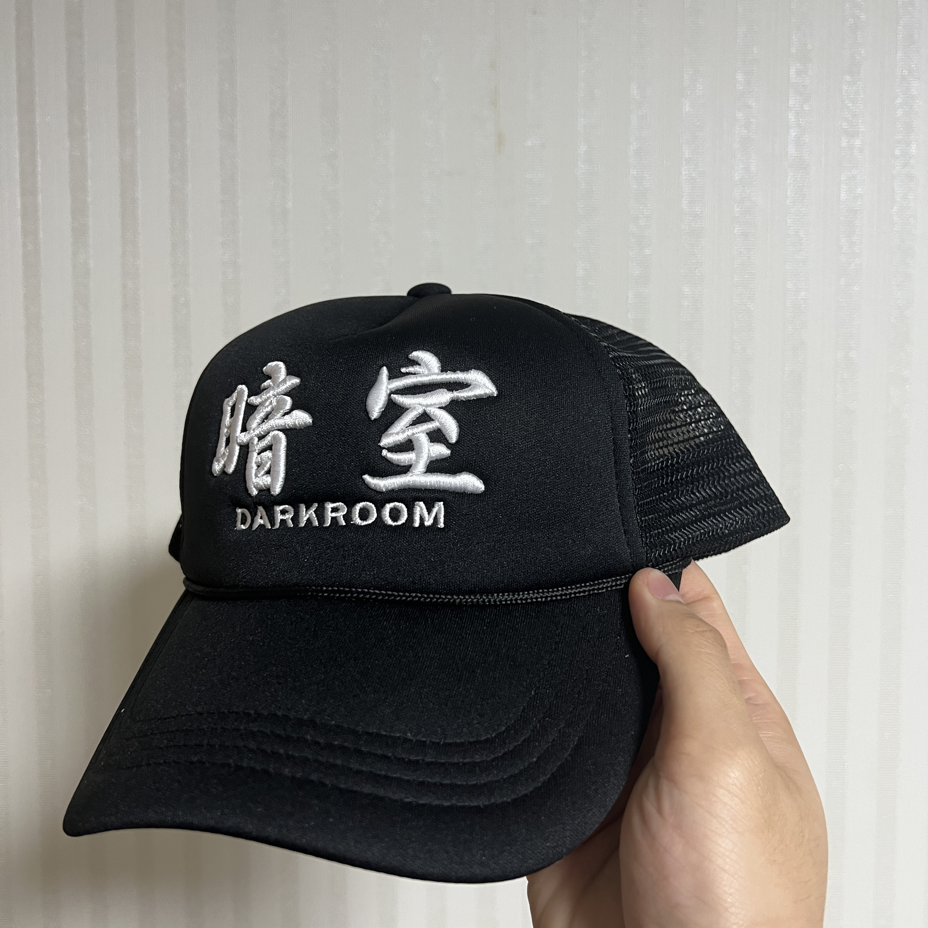 Darkr8m Studio Mesh Trucker Cap Black, Adidas Yeezy Foam RNNR Sand 착용 스타일 - 1