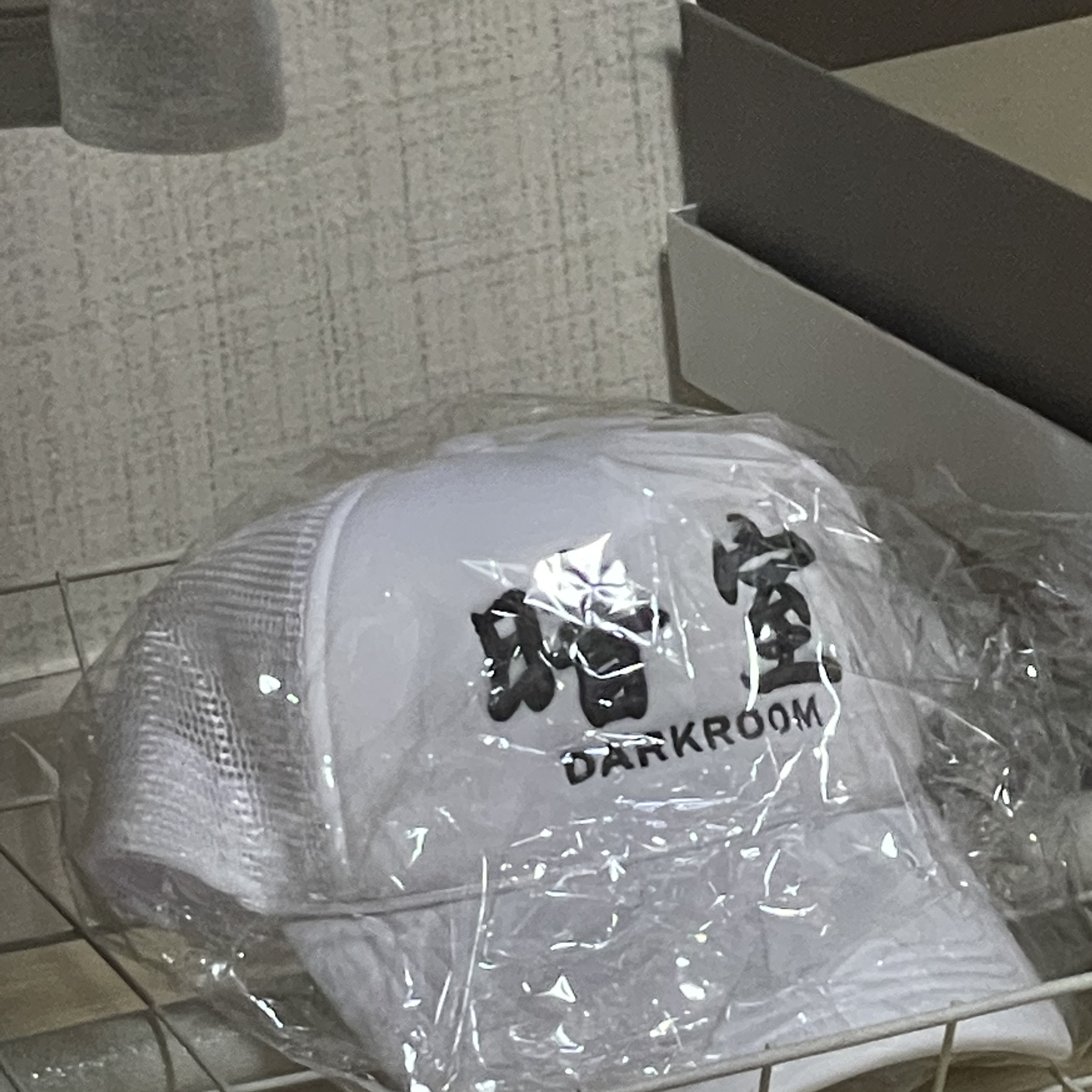 Darkr8m Studio Mesh Trucker Cap White 착용 스타일