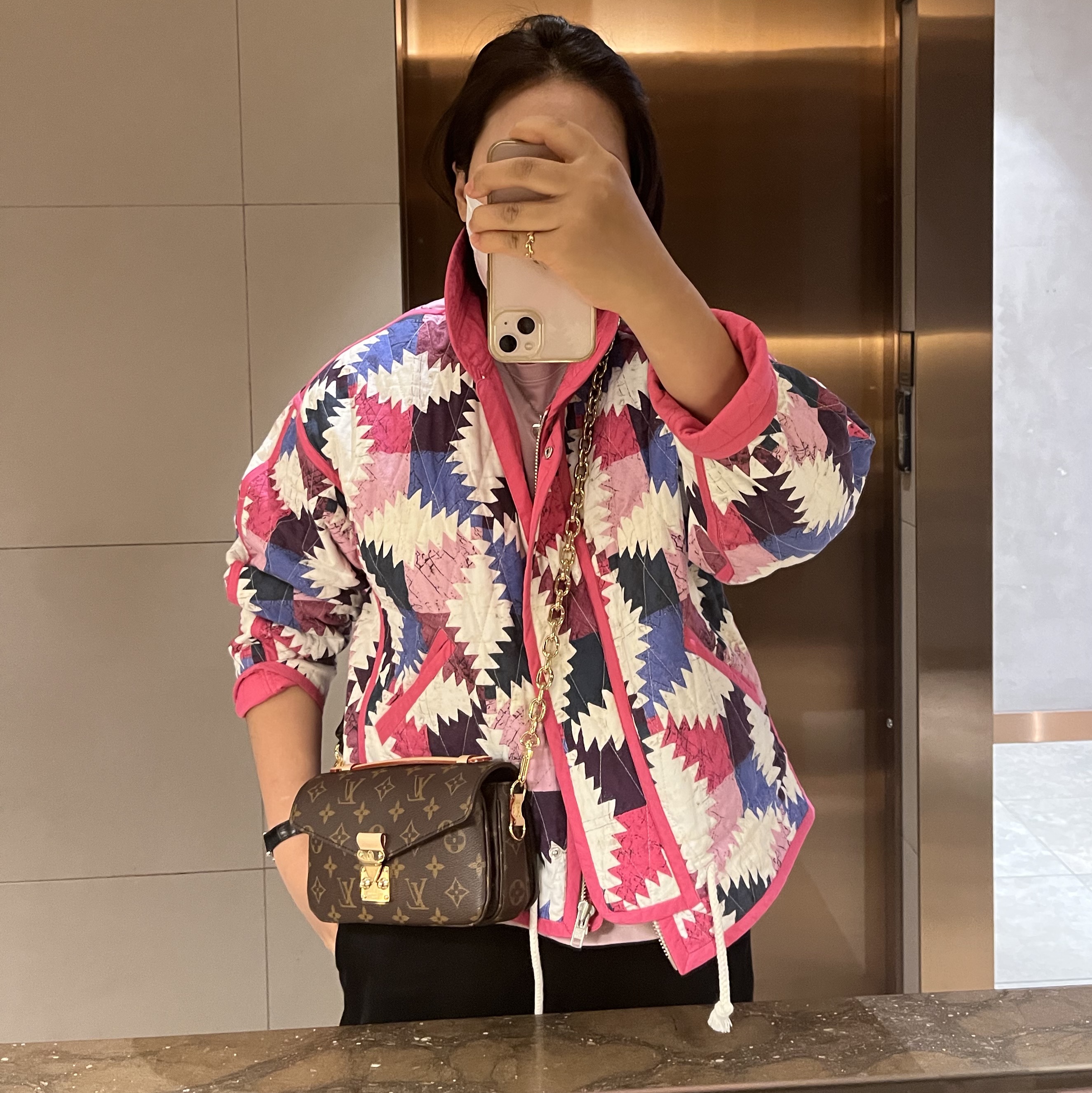 Louis Vuitton Pochette Metis East West Monogram 착용 스타일 - 2