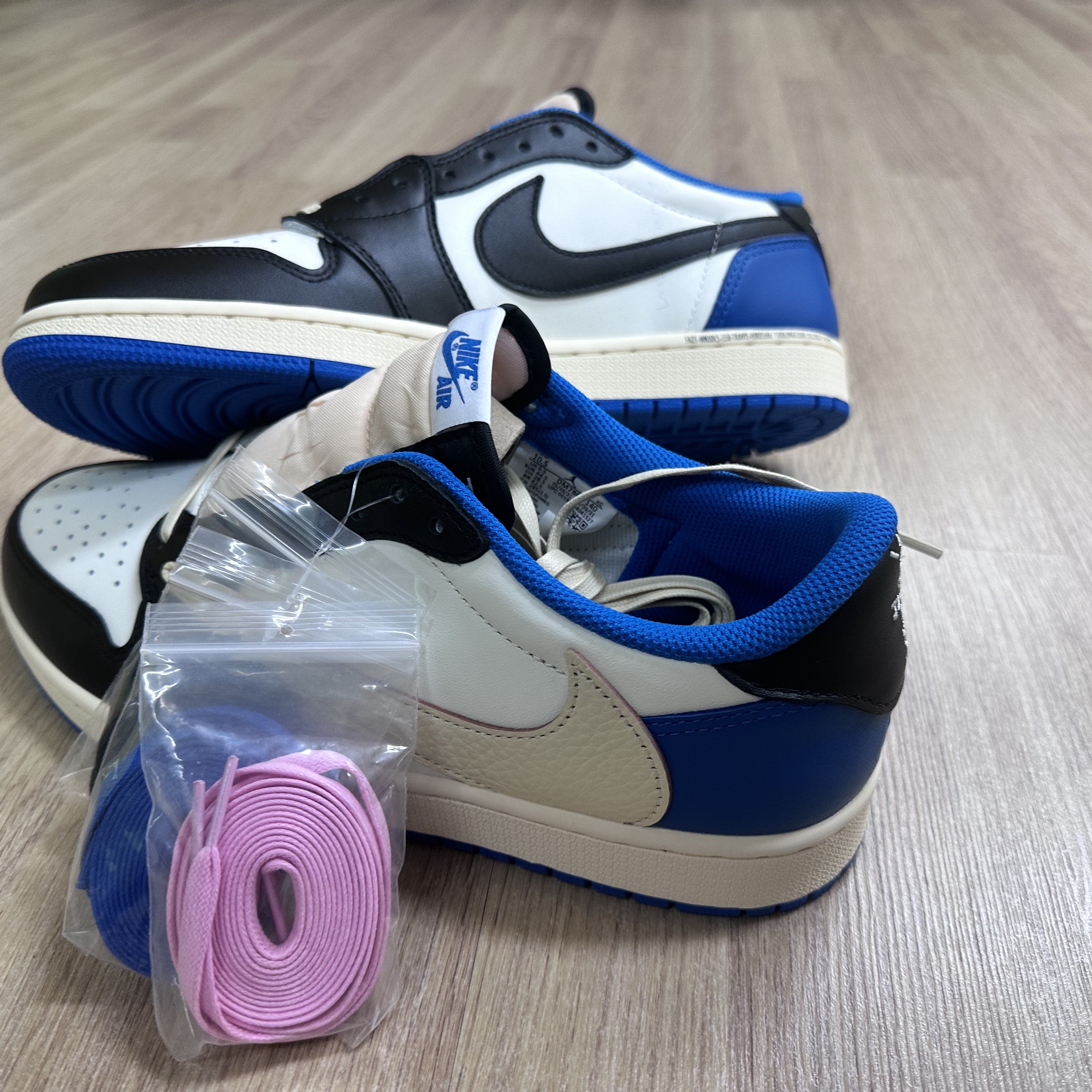 Jordan 1 x Travis Scott x Fragment Retro Low OG SP Military Blue 착용 스타일 - 1