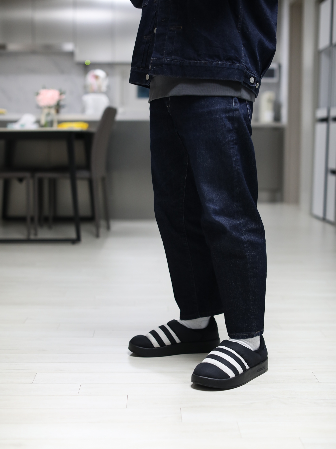 Adidas Puffylette Core Black 착용 스타일 - 2