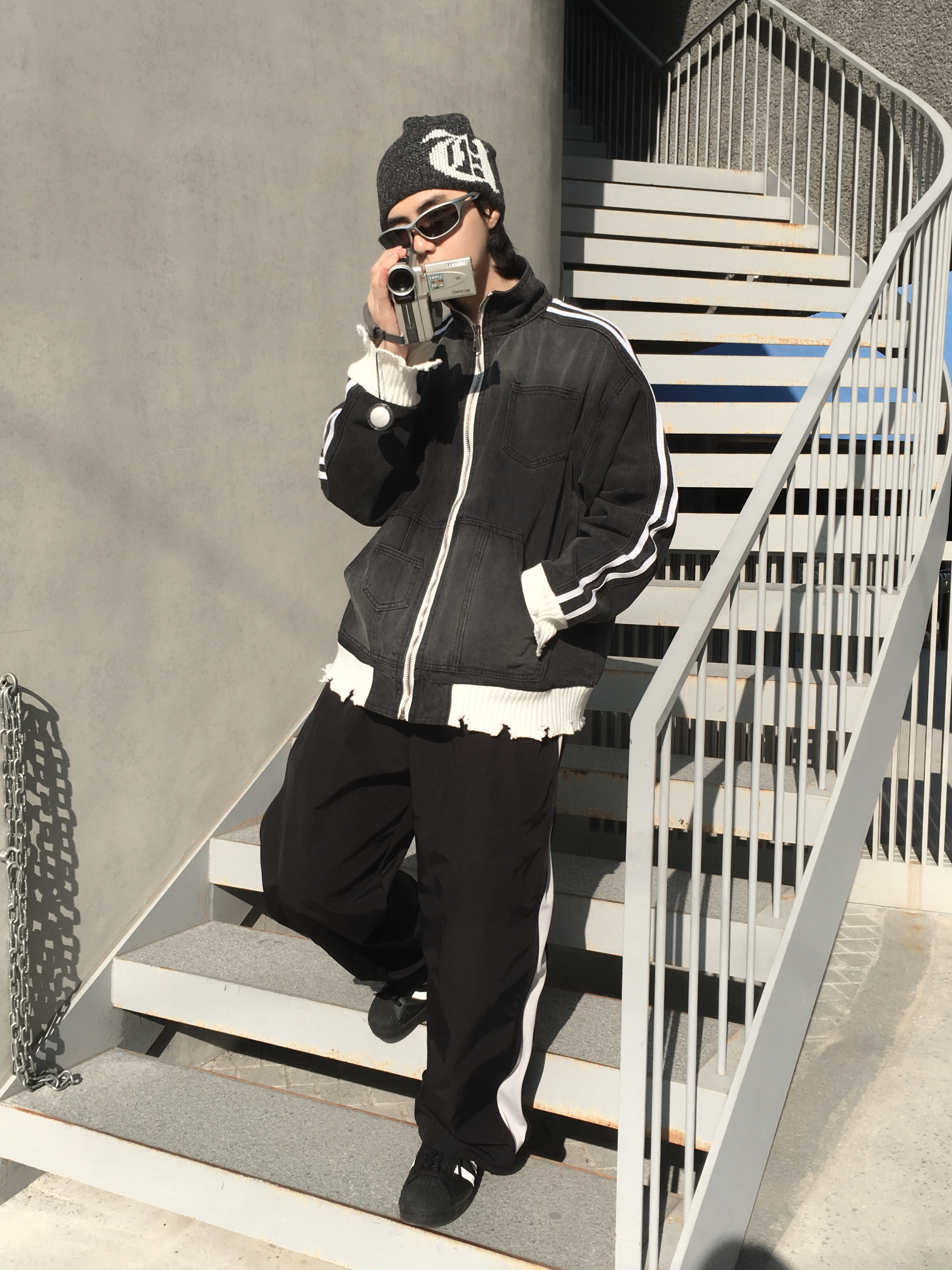 Adidas Superstar Core Black White 착용 스타일 - 3