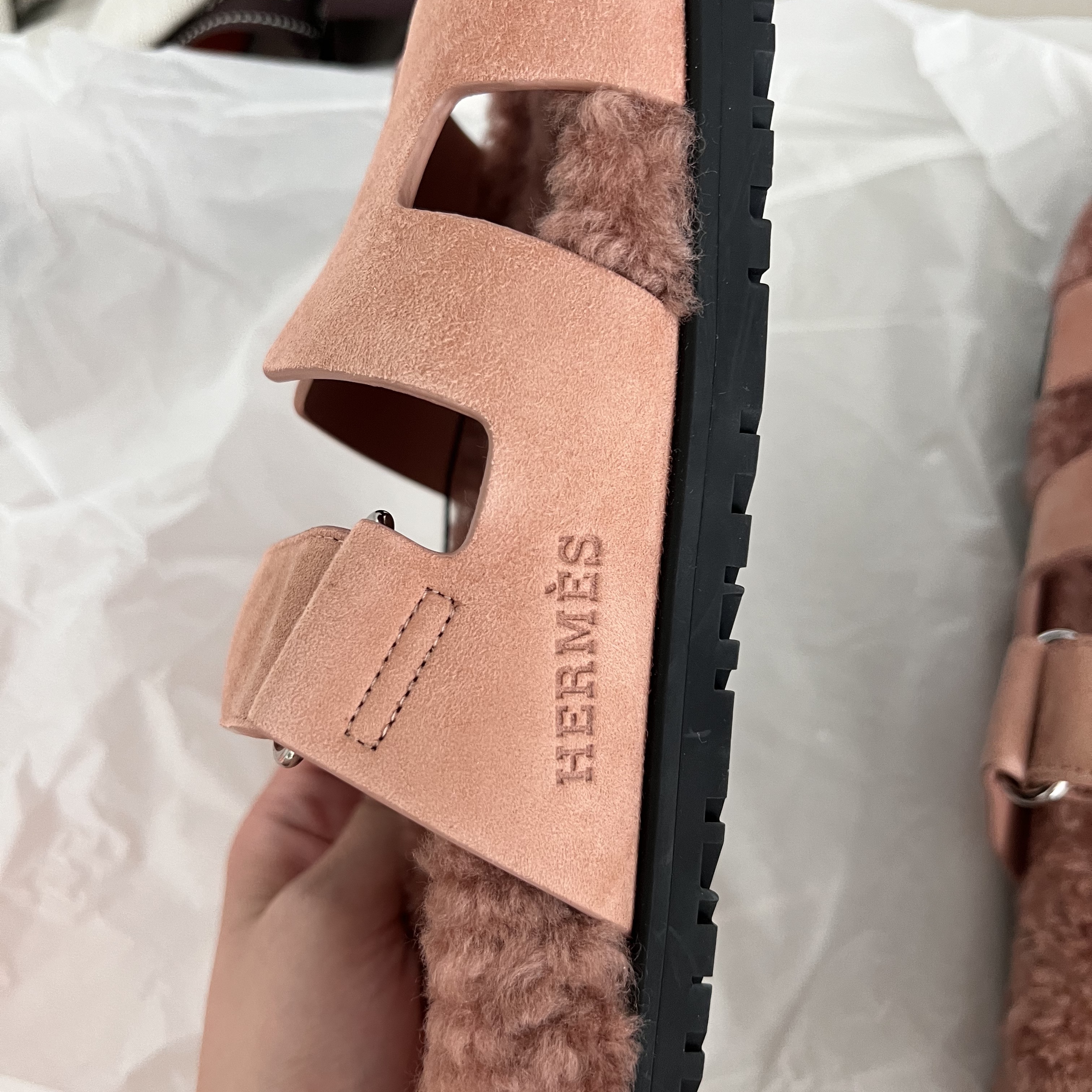 (W) Hermes Chypre Sandal Suede Goatskin Woolskin & Rose Aube 착용 스타일 - 2