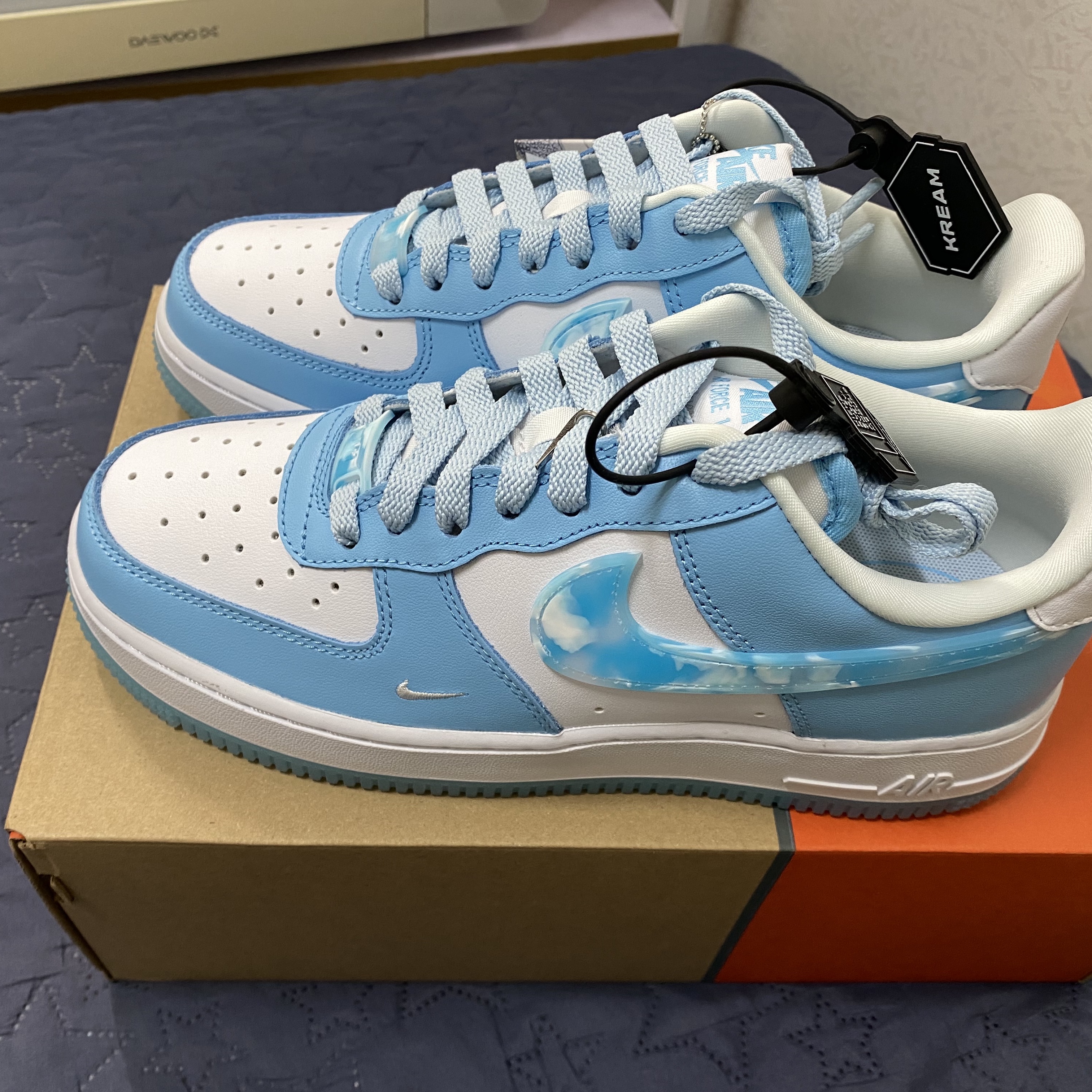 (W) Nike Air Force 1 '07 LX Celestine Blue 착용 스타일 - 1