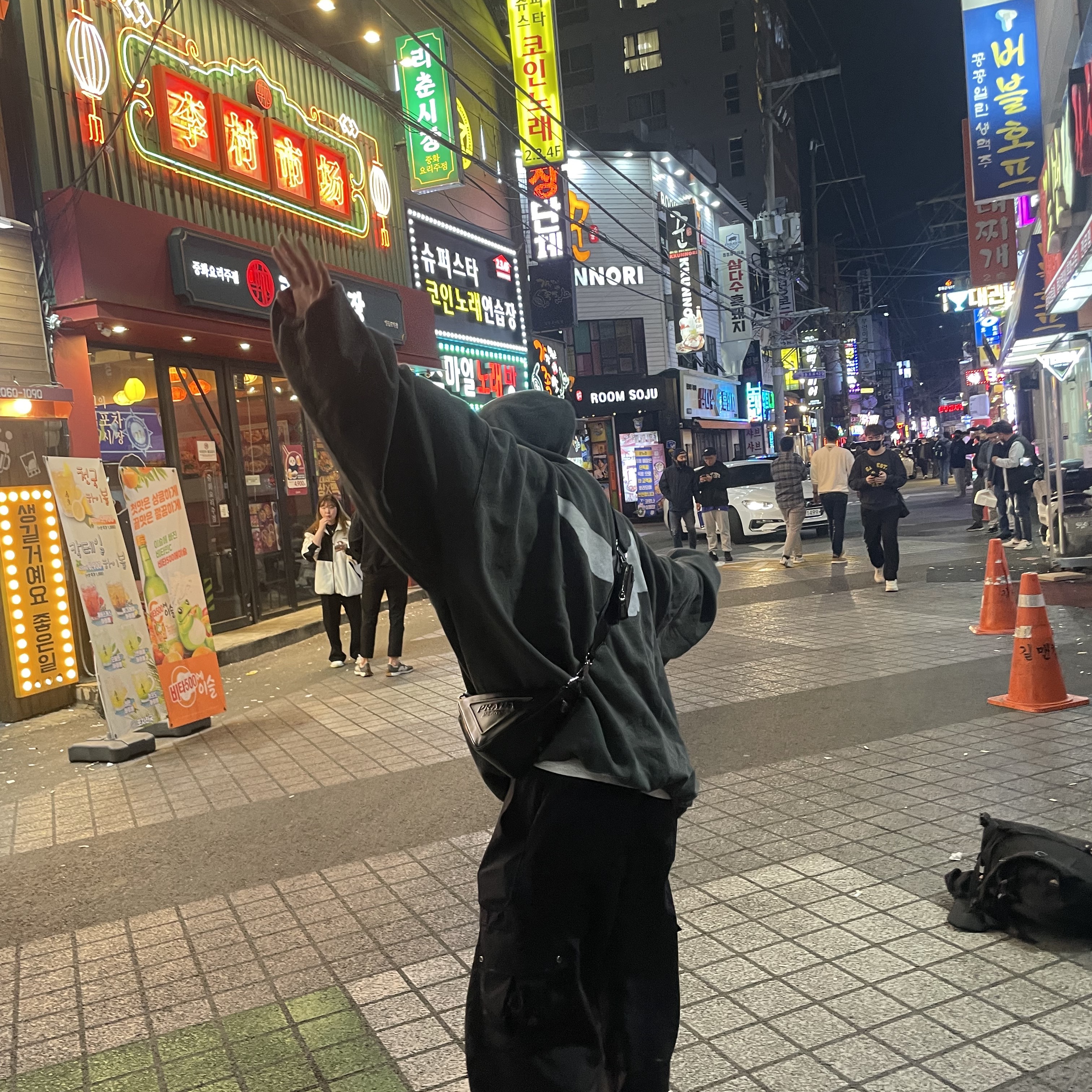 Yeezy Gap Engineered By Balenciaga Dove Hoodie Black 착용 스타일 - 2