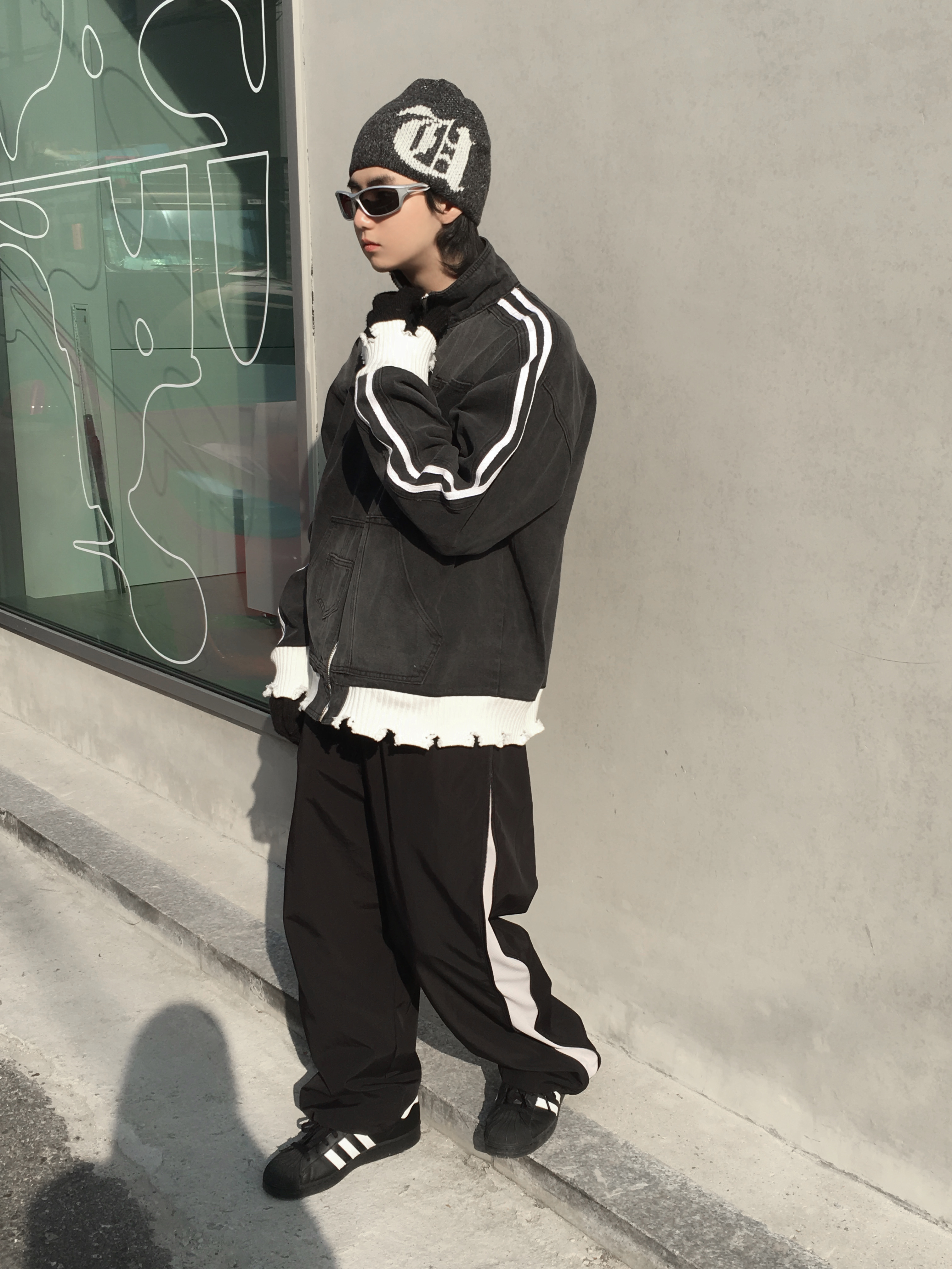 Adidas Superstar Core Black White 착용 스타일 - 1
