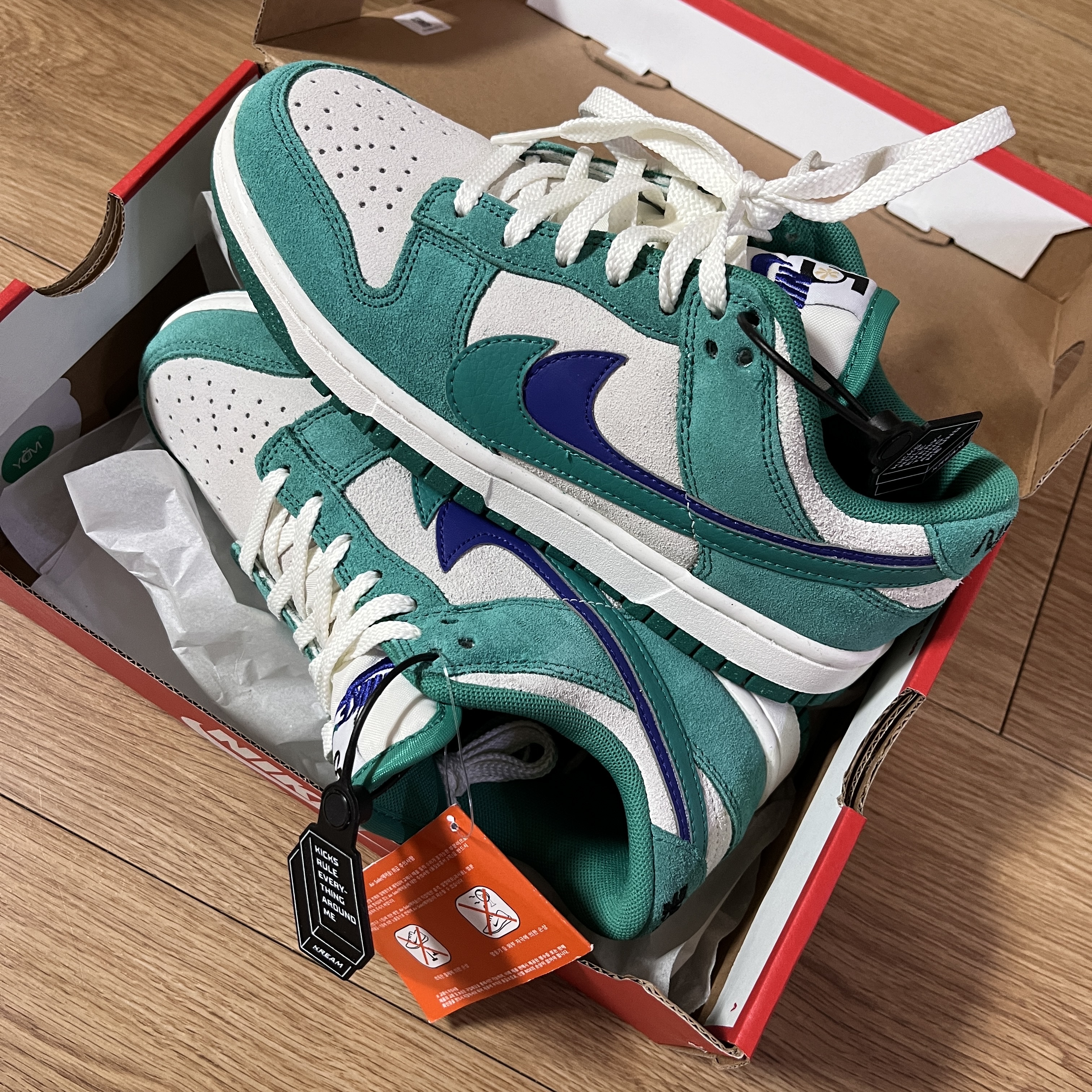 (W) Nike Dunk Low SE 85 Neptune Green and Sail 착용 스타일
