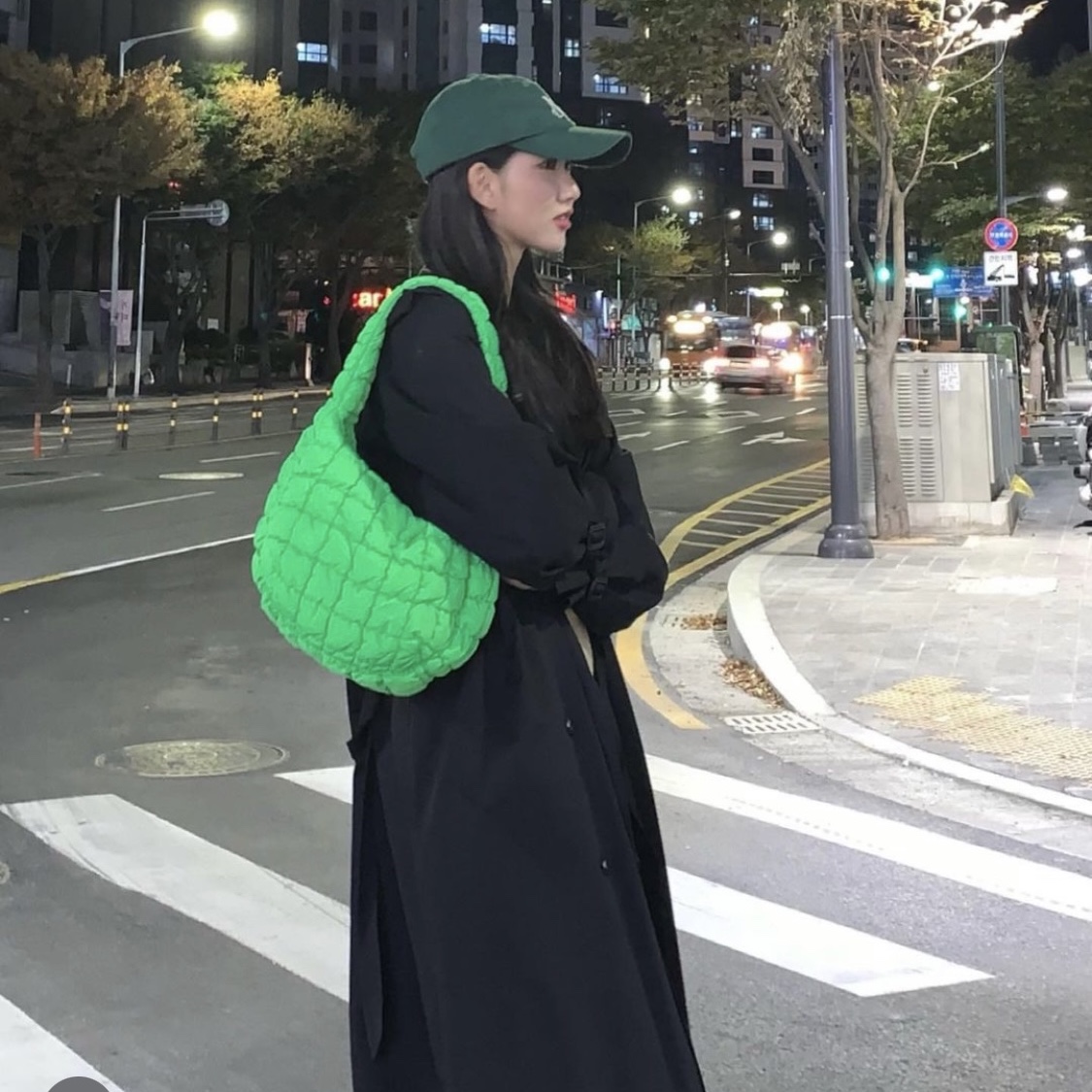 COS Quilted Mini Bag Bright Green 착용 스타일 - 2