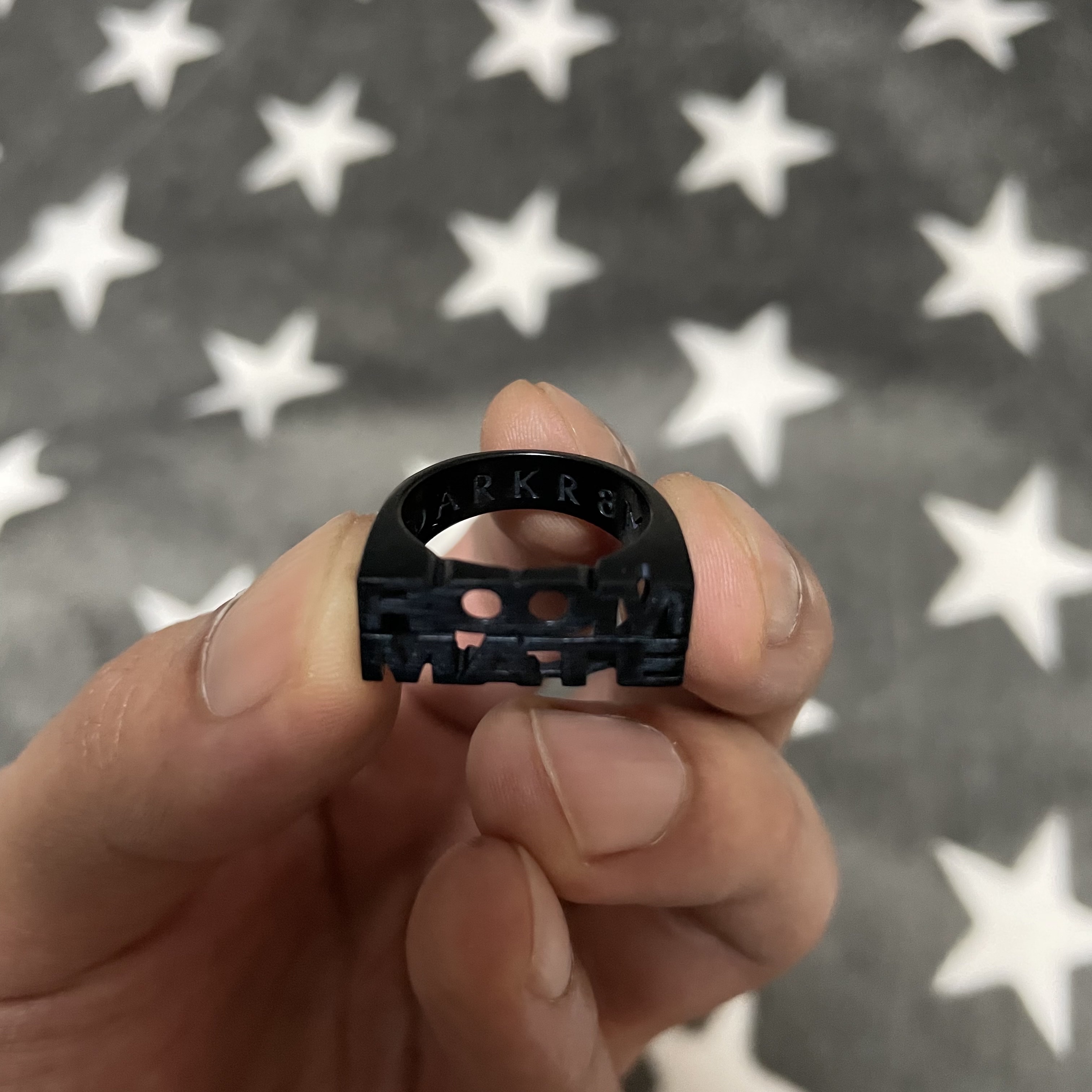 Darkr8m Studio Ring Black 착용 스타일 - 2