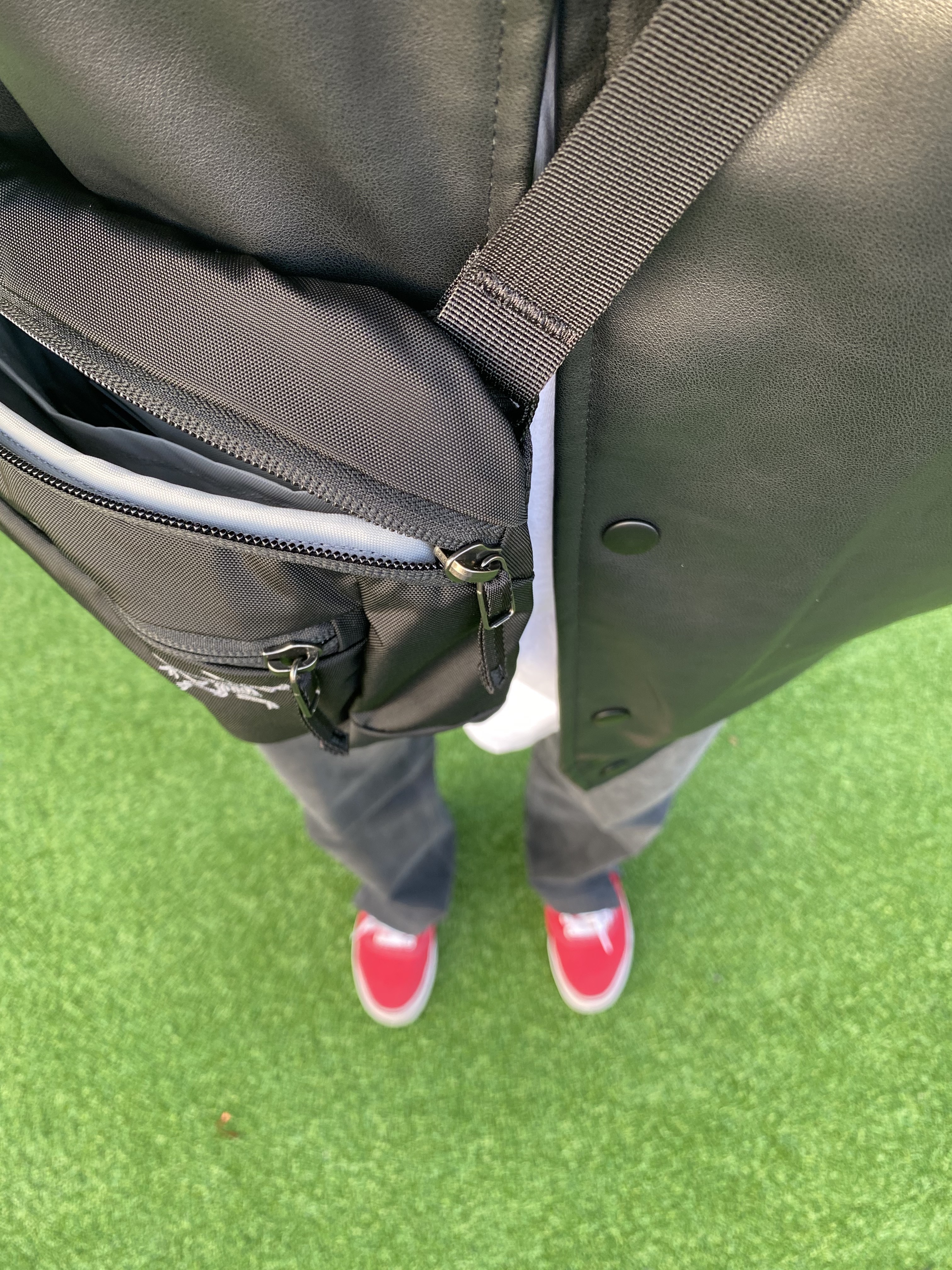 Arc'teryx Mantis 2 Waistpack Black, Vans Authentic Red 착용 스타일 - 1