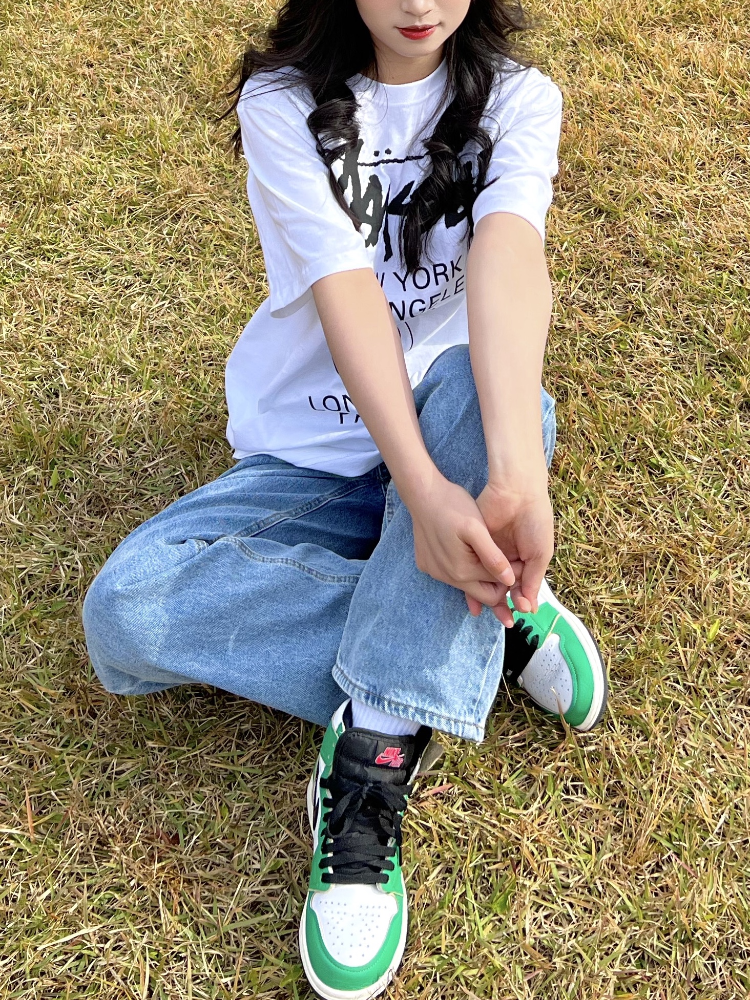 Stussy World Tour T-Shirt White, (W) Jordan 1 Retro High OG Lucky Green 착용 스타일 - 3