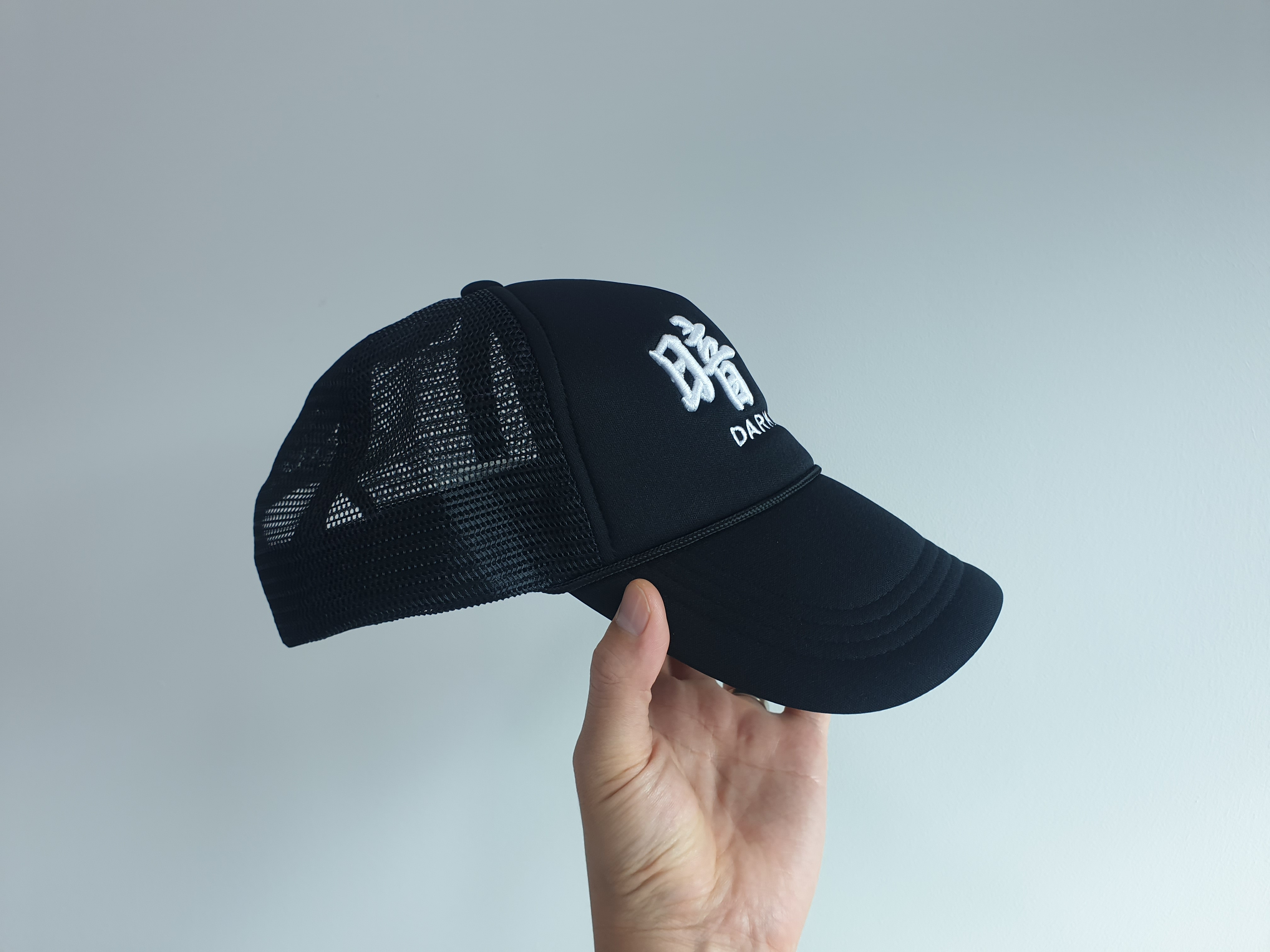 Darkr8m Studio Mesh Trucker Cap Black 착용 스타일 - 2