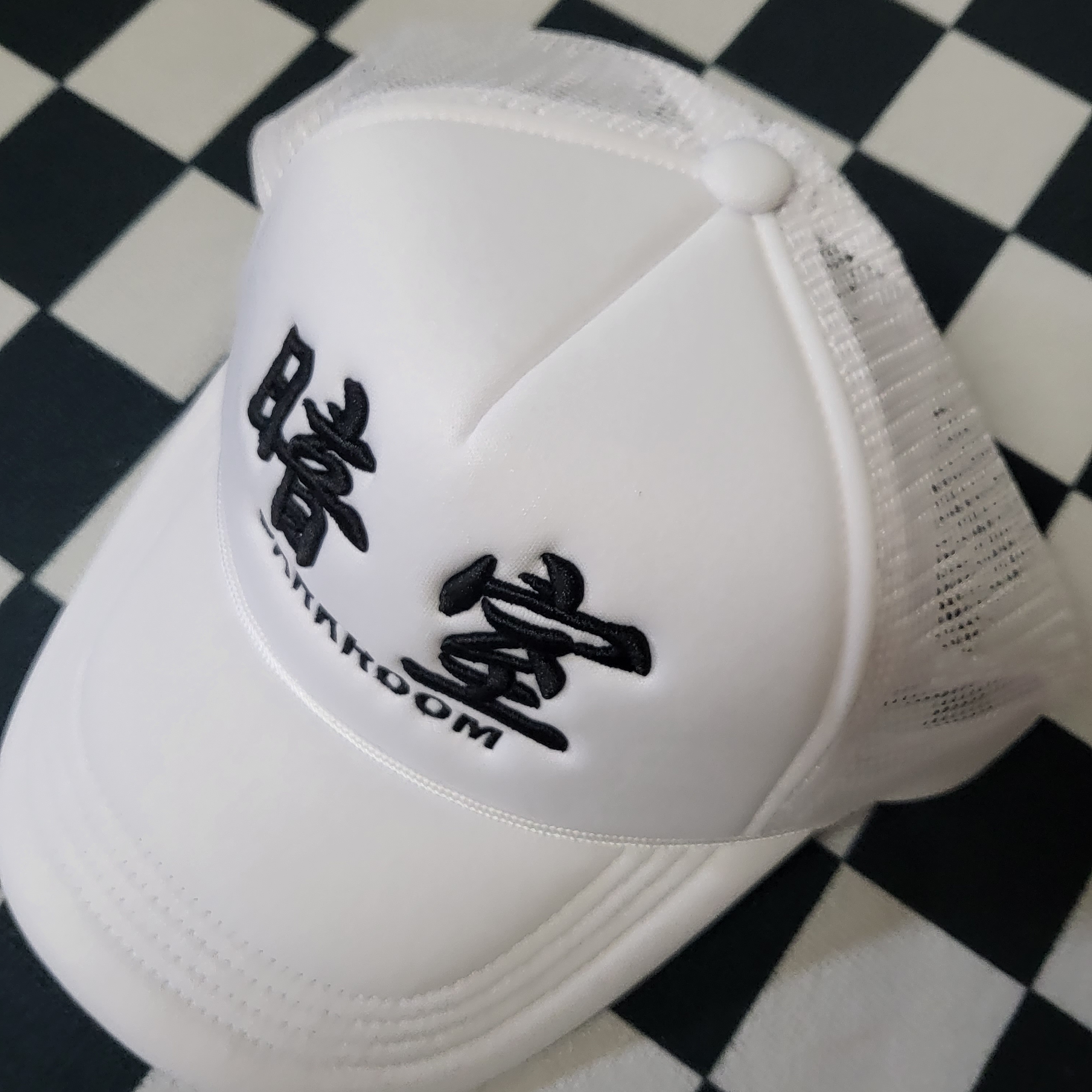 Darkr8m Studio Mesh Trucker Cap White 착용 스타일 - 1