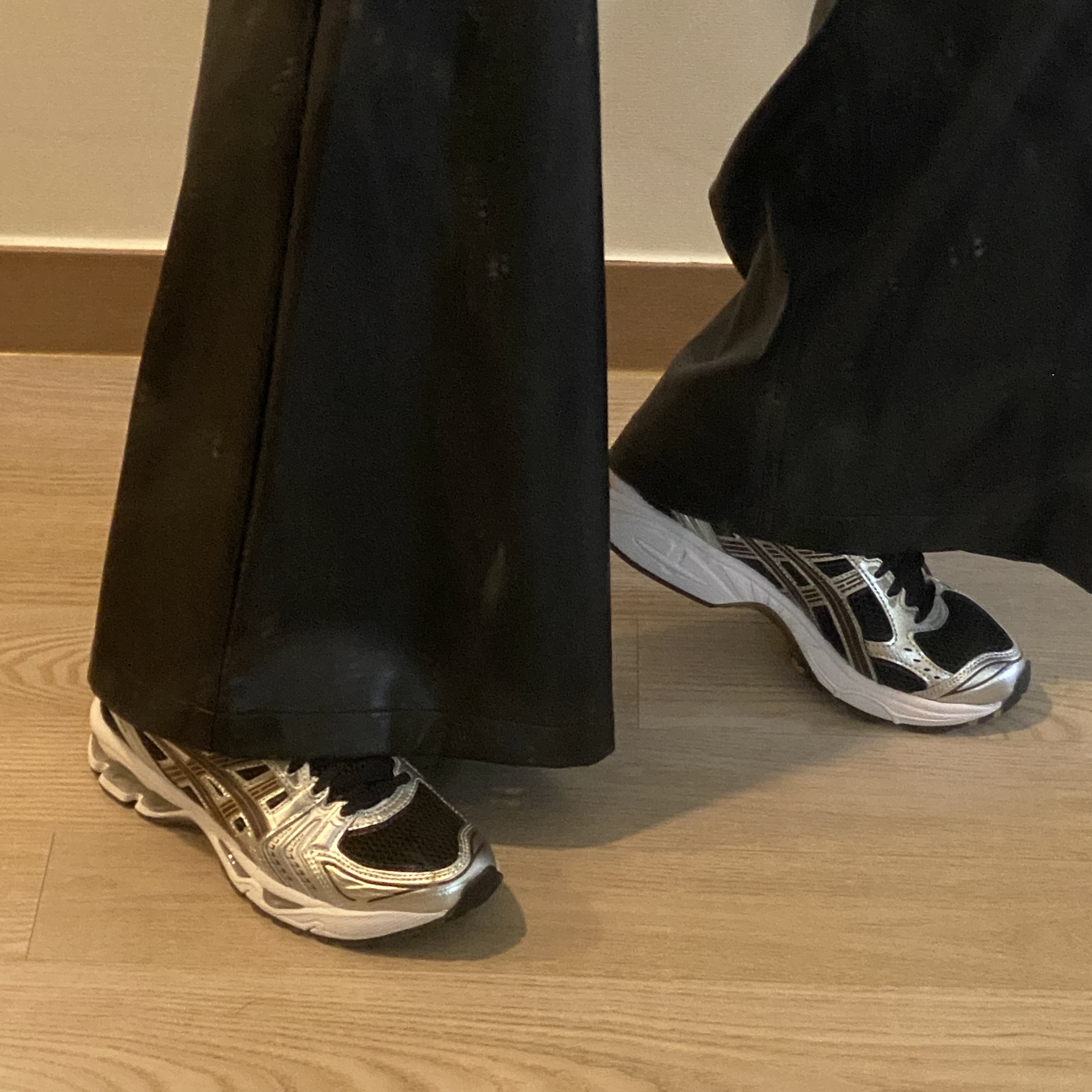 Asics Gel-Kayano 14 Black Coffee 착용 스타일 - 1