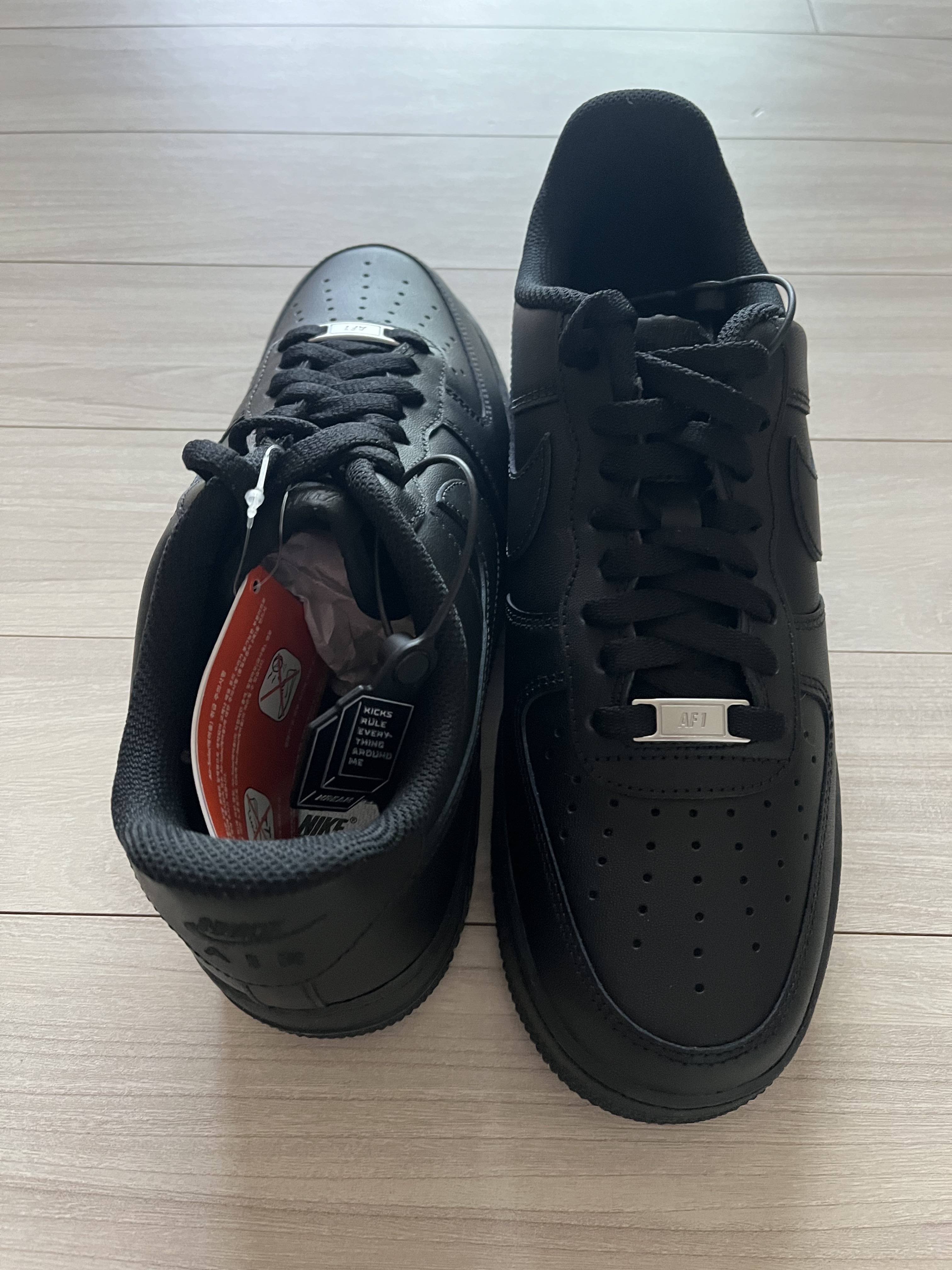 Nike Air Force 1 '07 Low Triple Black 착용 스타일 - 3