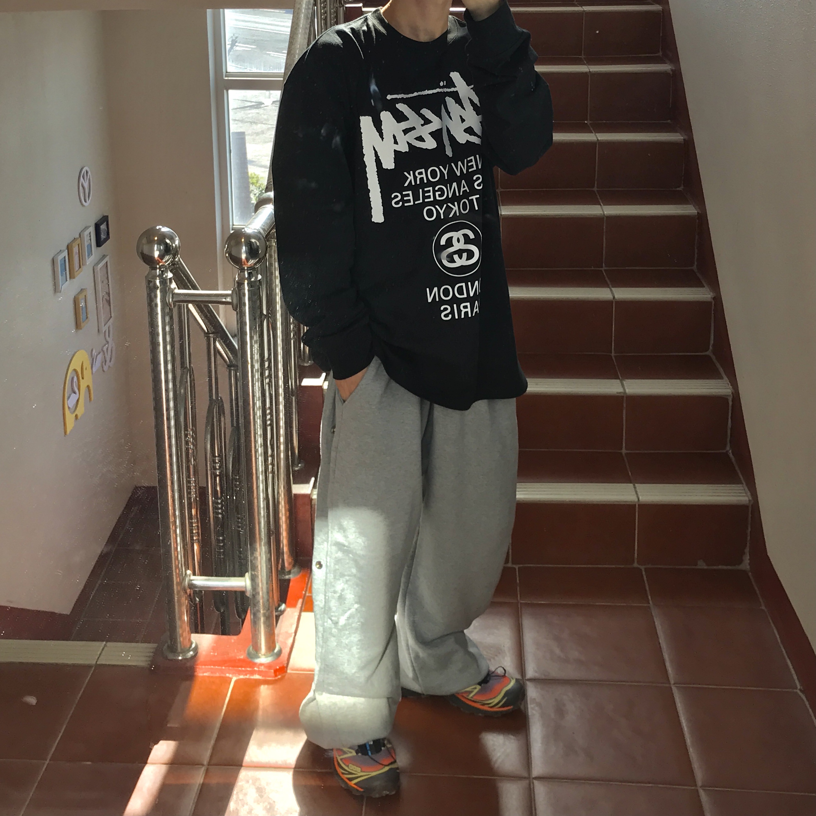 Stussy World Tour LS T-Shirt Black, Salomon XT-6 Skyline Moonscape 착용 스타일