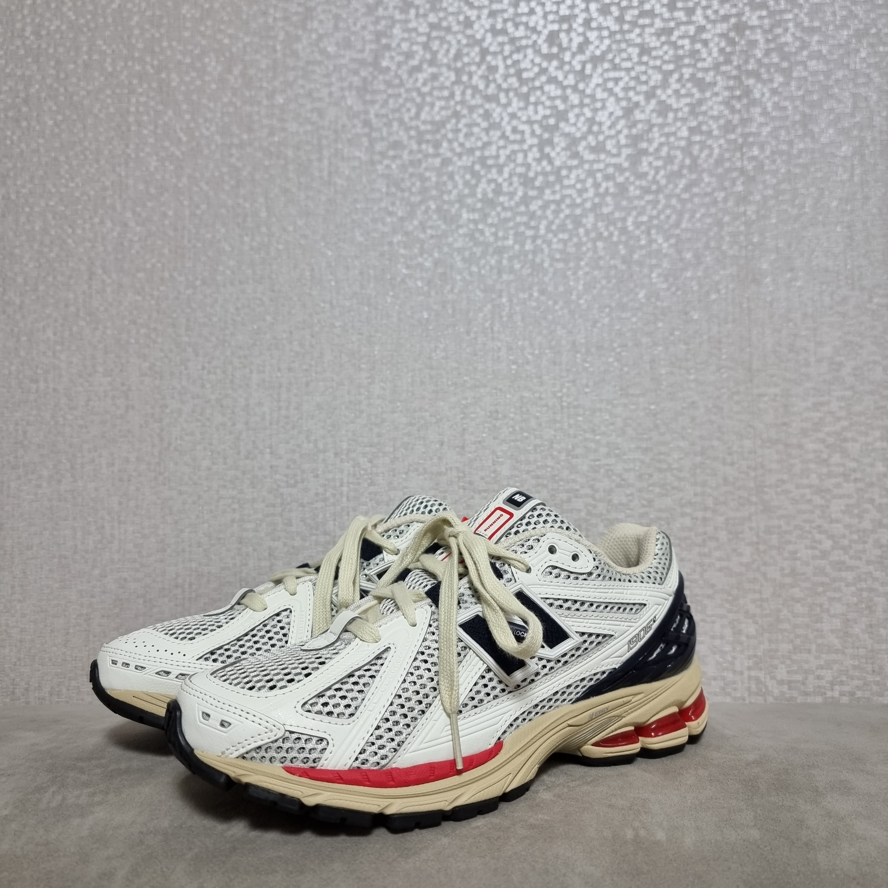 New Balance 1906R Black Red 착용 스타일 - 1