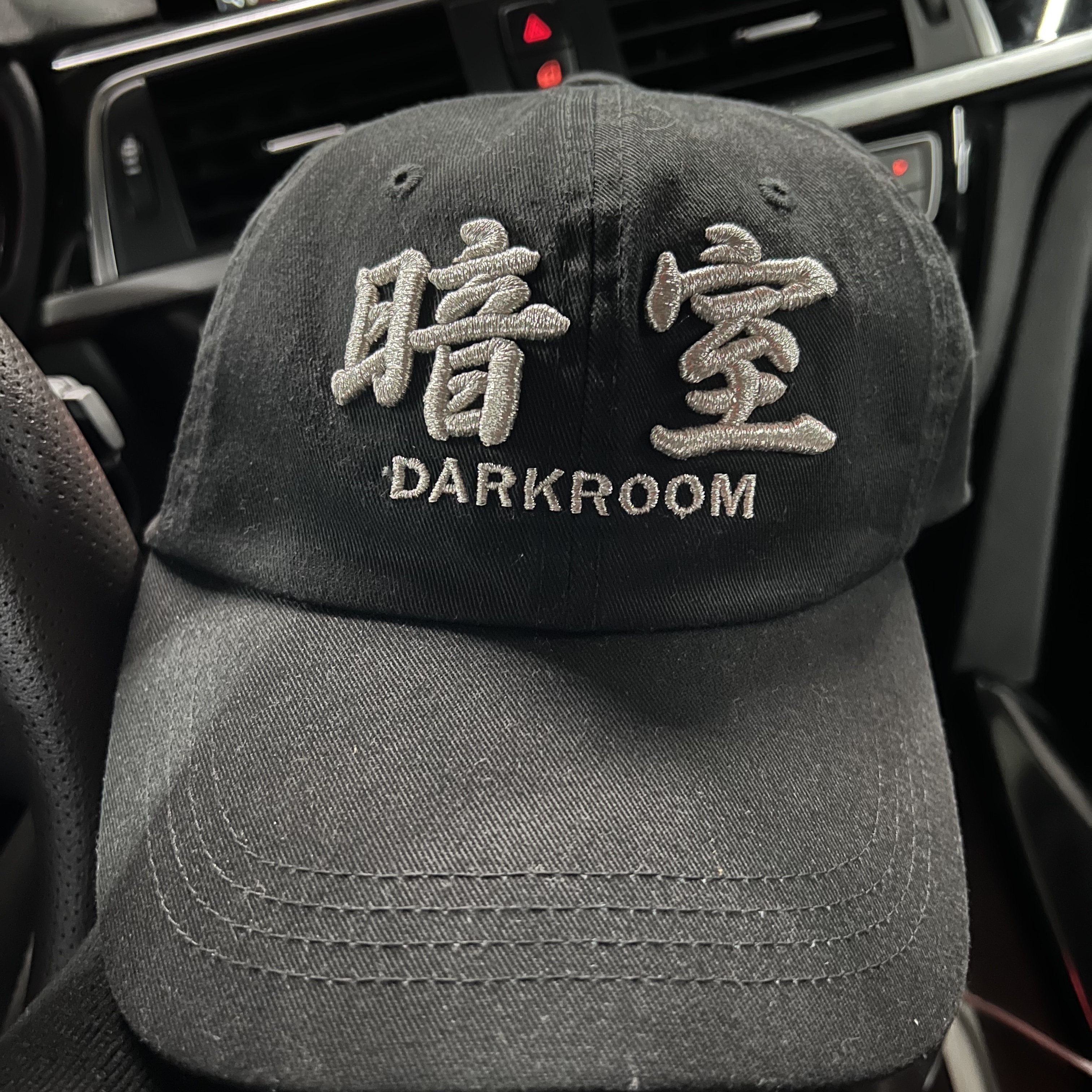 Darkr8m Studio Silver Logo Cap 착용 스타일