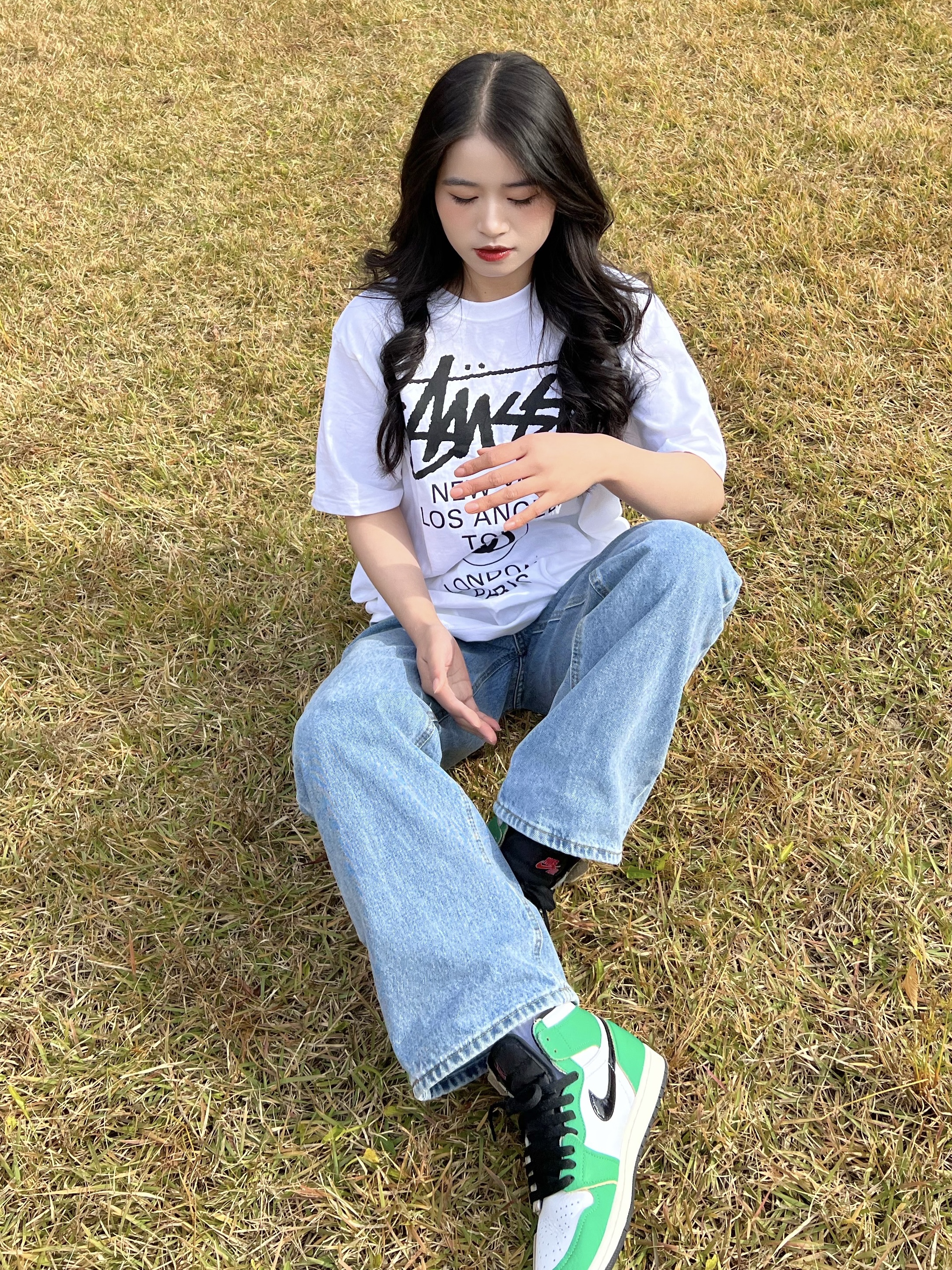 Stussy World Tour T-Shirt White, (W) Jordan 1 Retro High OG Lucky Green 착용 스타일 - 2