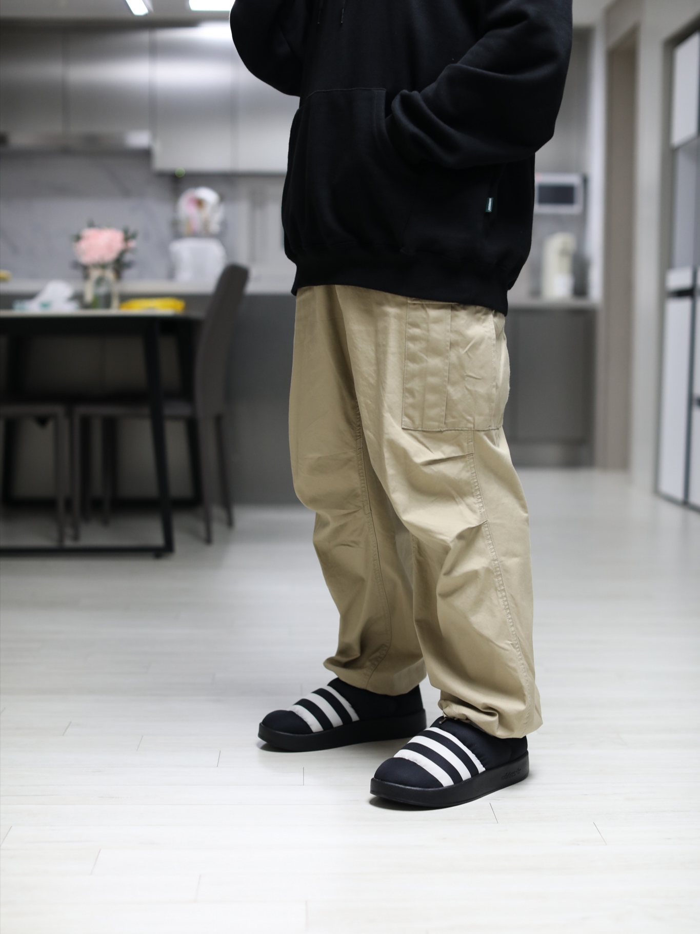 Adidas Puffylette Core Black 착용 스타일 - 1