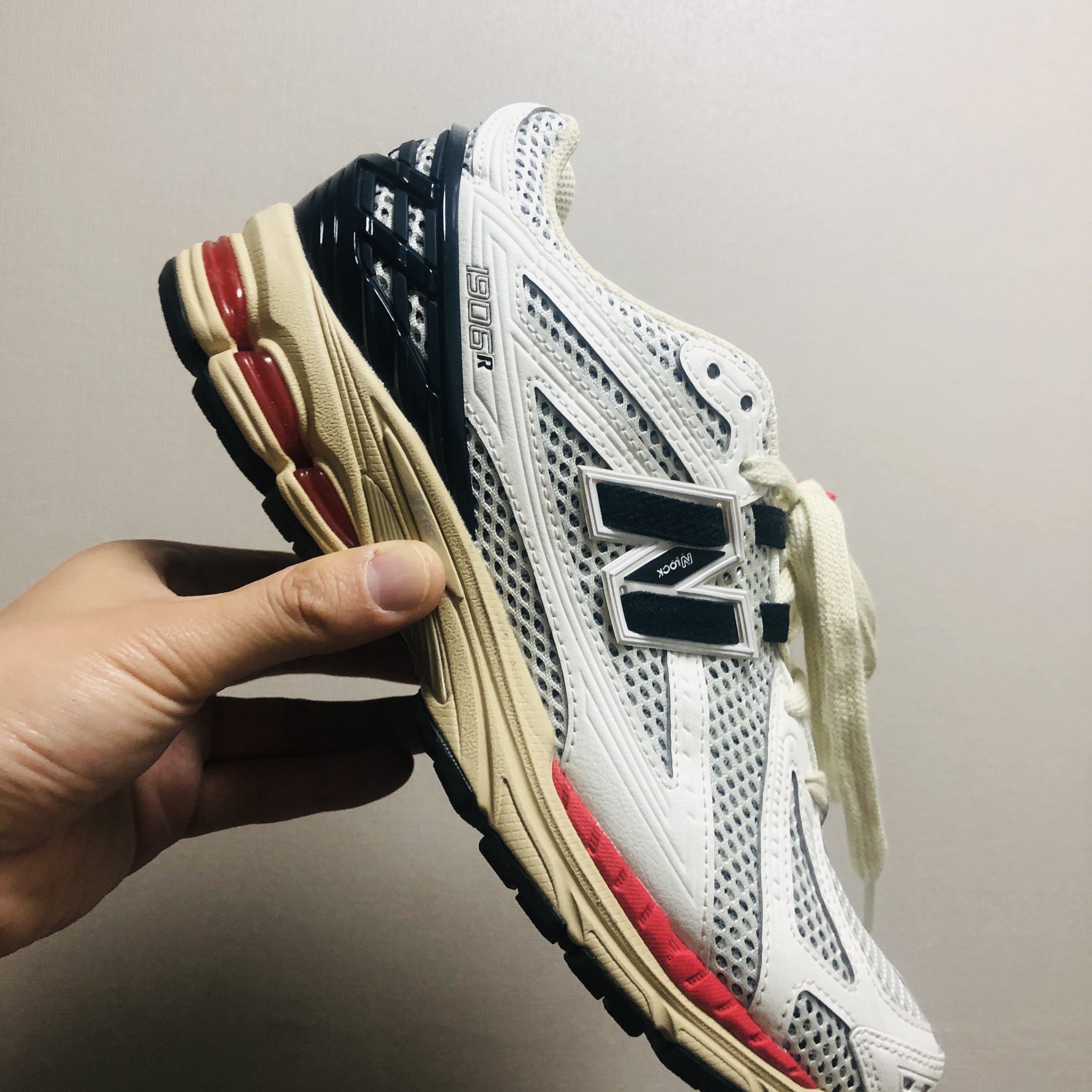 New Balance 1906R Black Red 착용 스타일 - 1