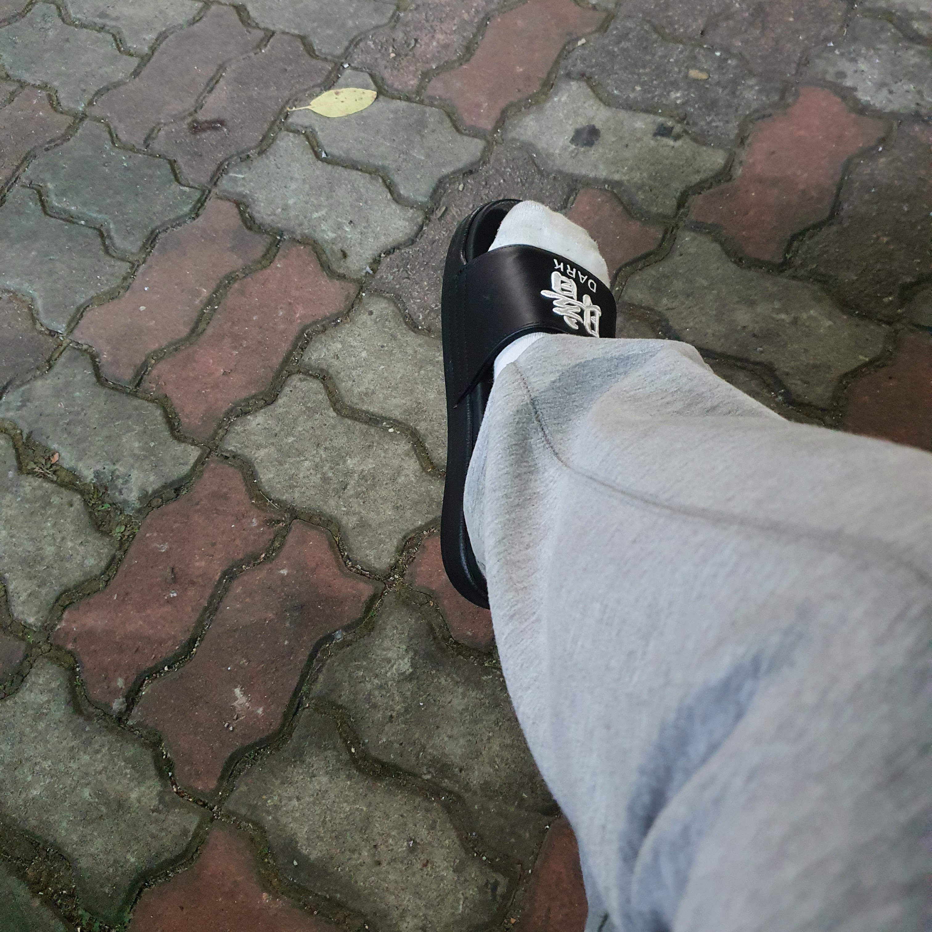 Darkr8m Studio Slides Black 착용 스타일