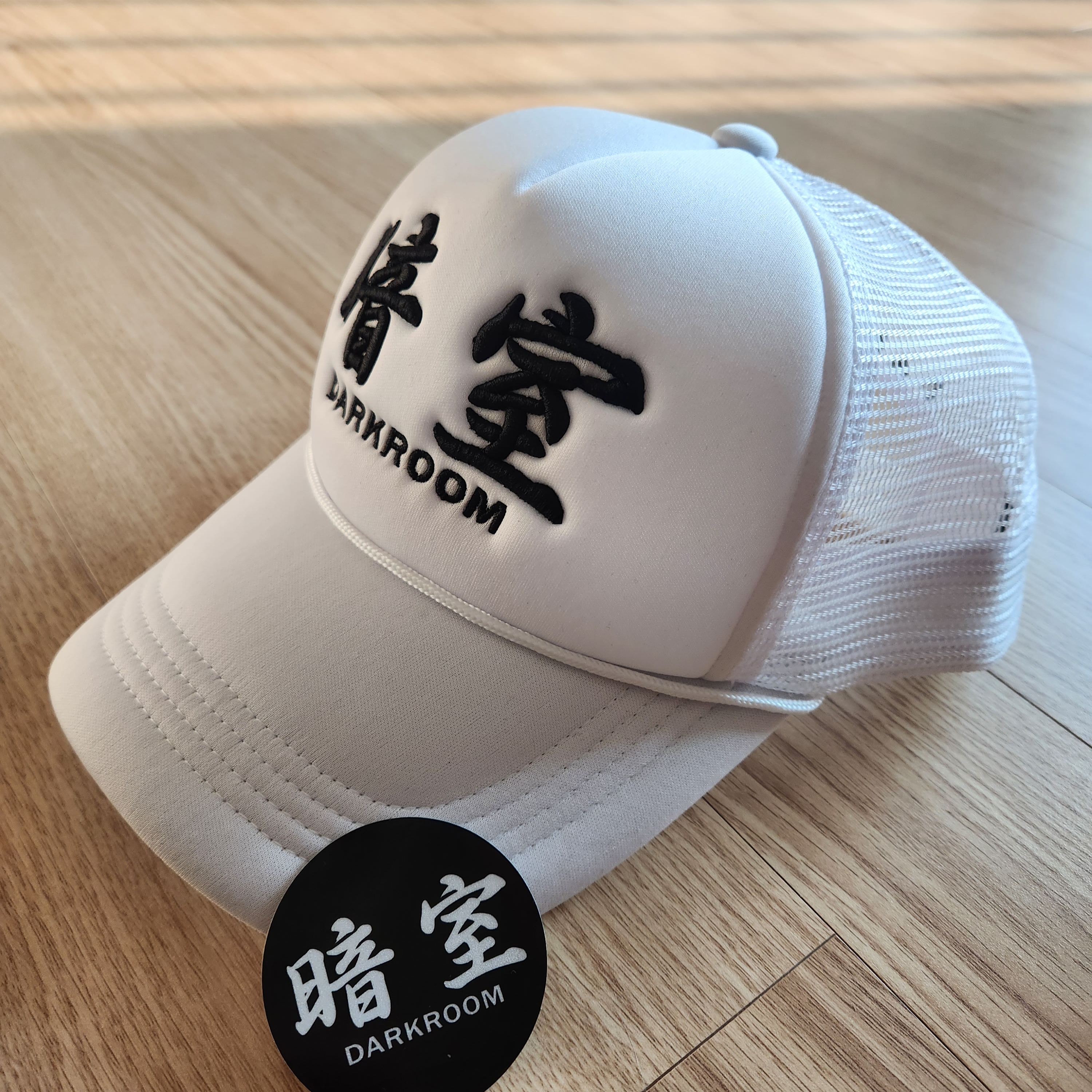 Darkr8m Studio Mesh Trucker Cap White 착용 스타일 - 2