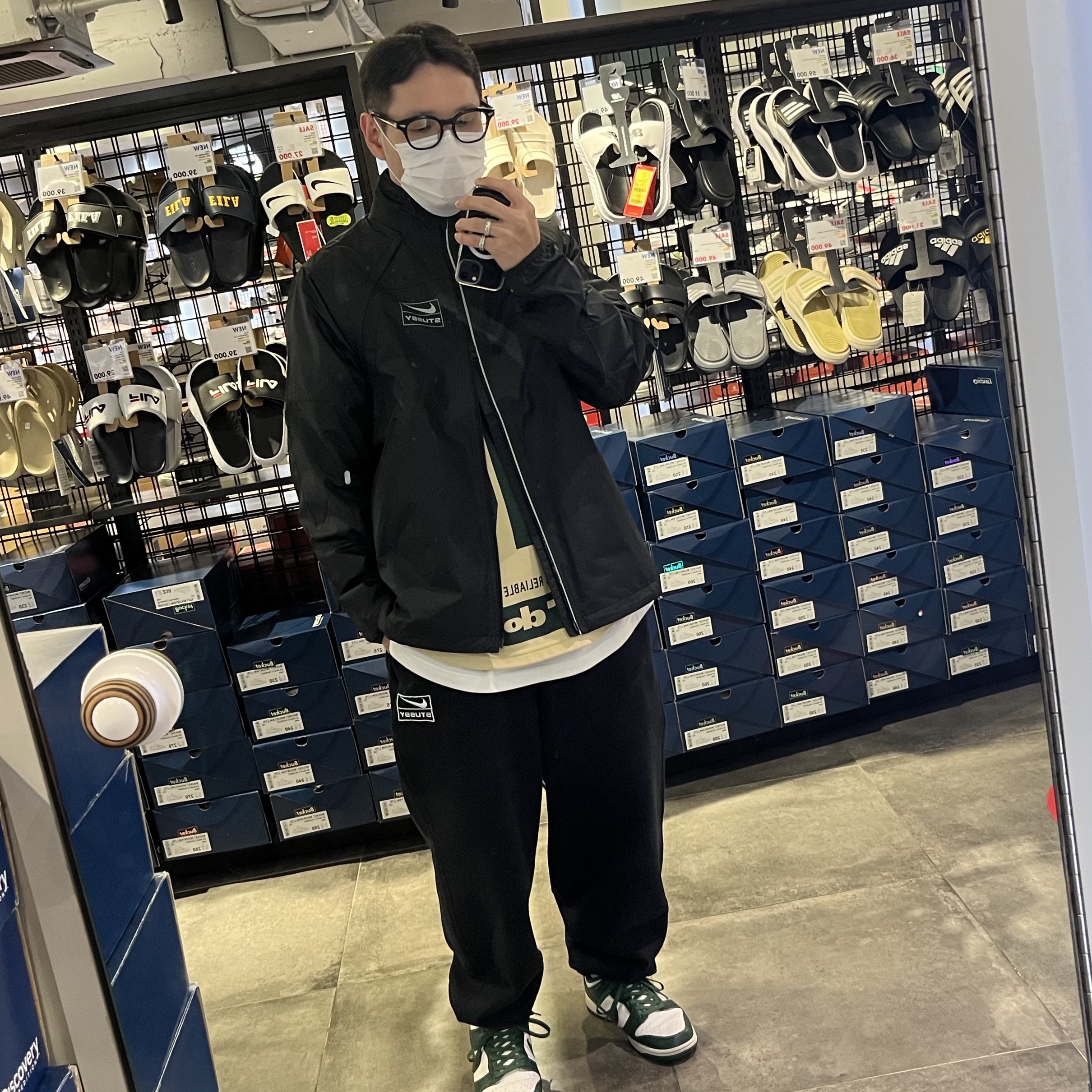 Nike x Stussy NRG FL Storm-Fit Jacket Black (DO5304-010), Nike x Stussy NRG RA Washed Fleece Pants Black (DN4030-010) 착용 스타일