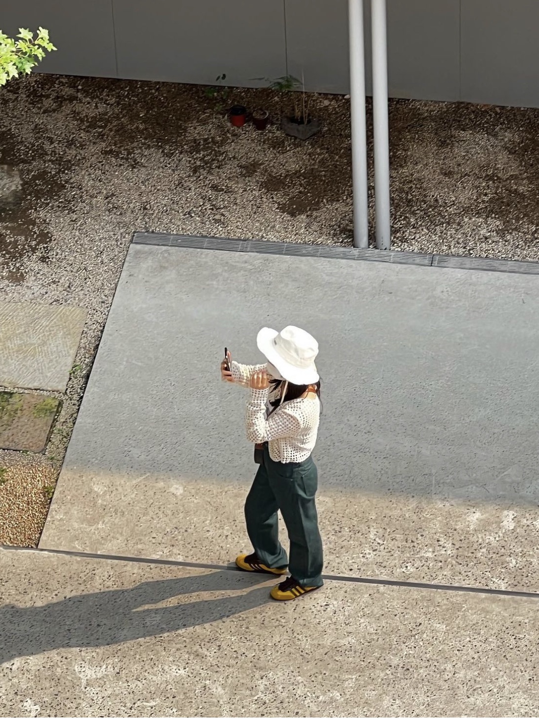 Jacquemus Le Bob Artichaut Bucket Hat Off White, Adidas x Wales Bonner Japan Shoes Hazy Yellow Dark Brown 착용 스타일 - 2