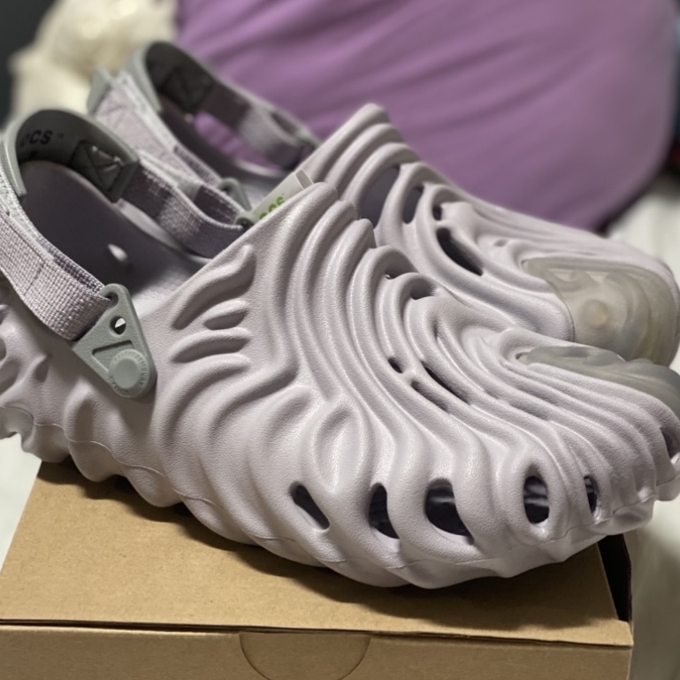 Crocs x Salehe Bembury Pollex Clog Urchin 착용 스타일 - 2