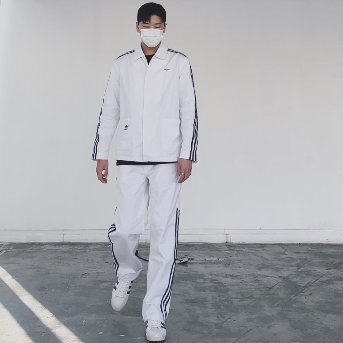 Adidas x Prada Superstar White Black 착용 스타일 - 1